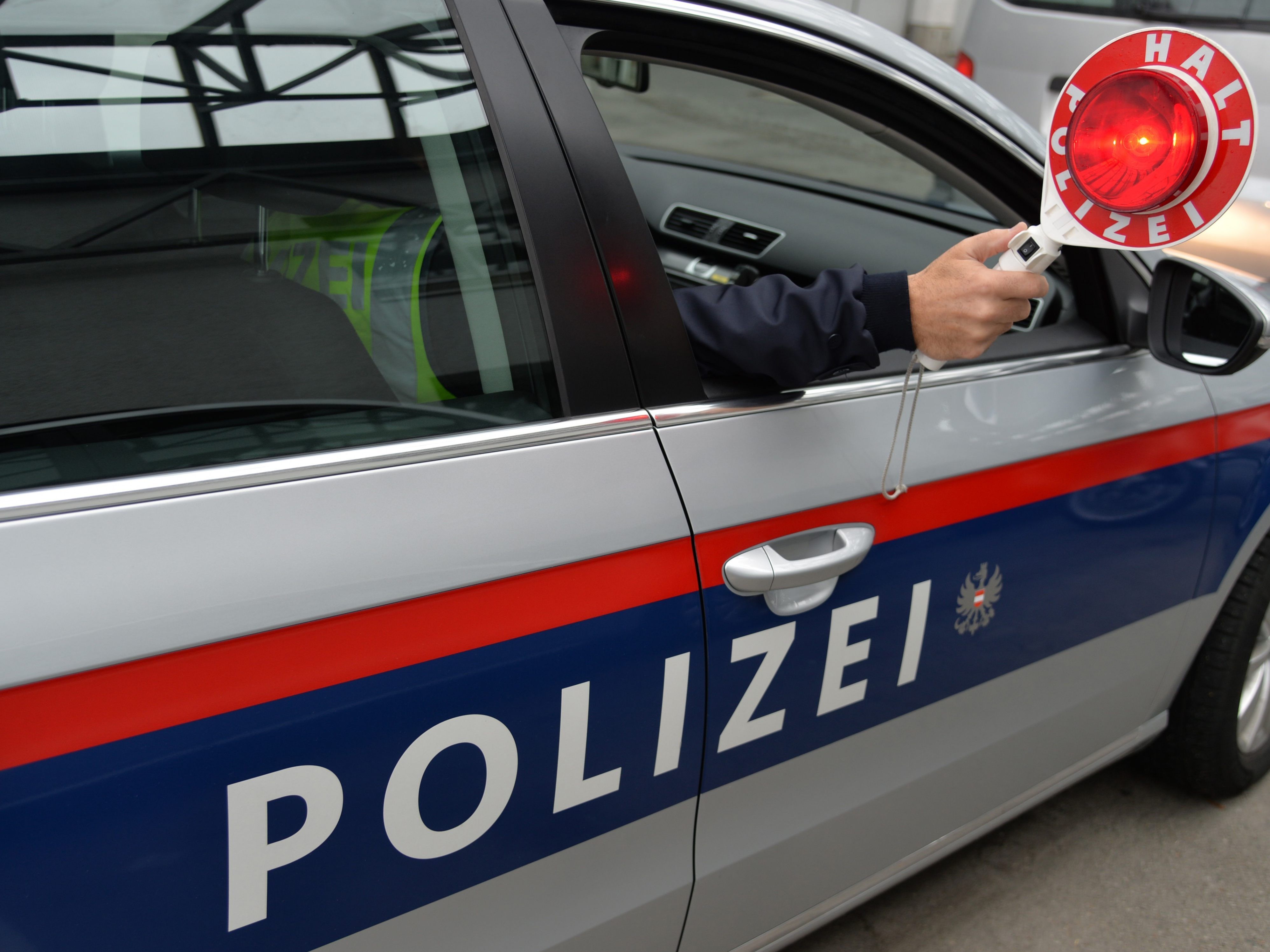 Nach Ansicht der Wiener Höchstrichter dürfen Polizisten sehr wohl die Straße blockieren,