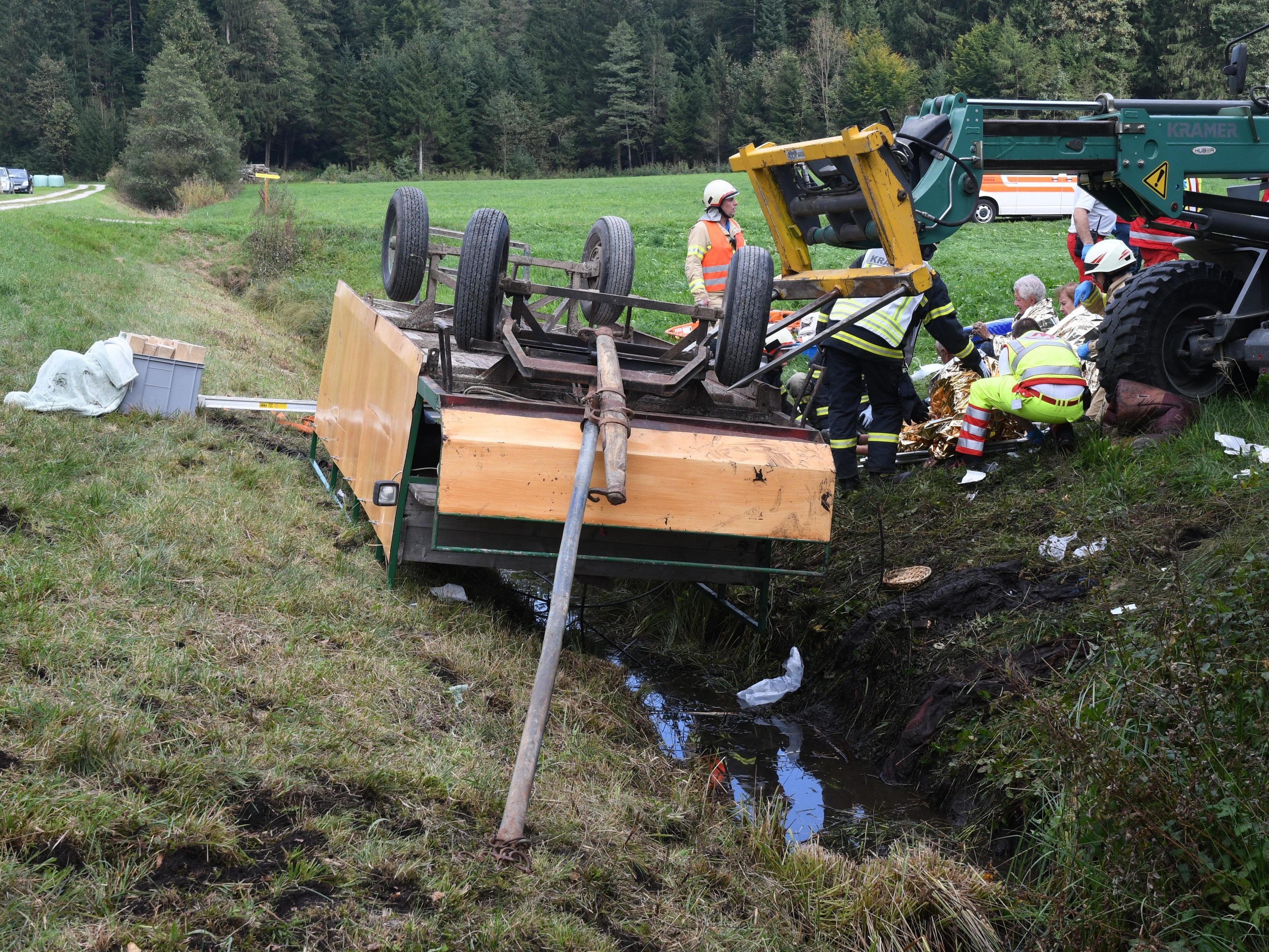 Bei einem Kutschenunfall in Tirol sind mehrere Menschen verletzt worden.