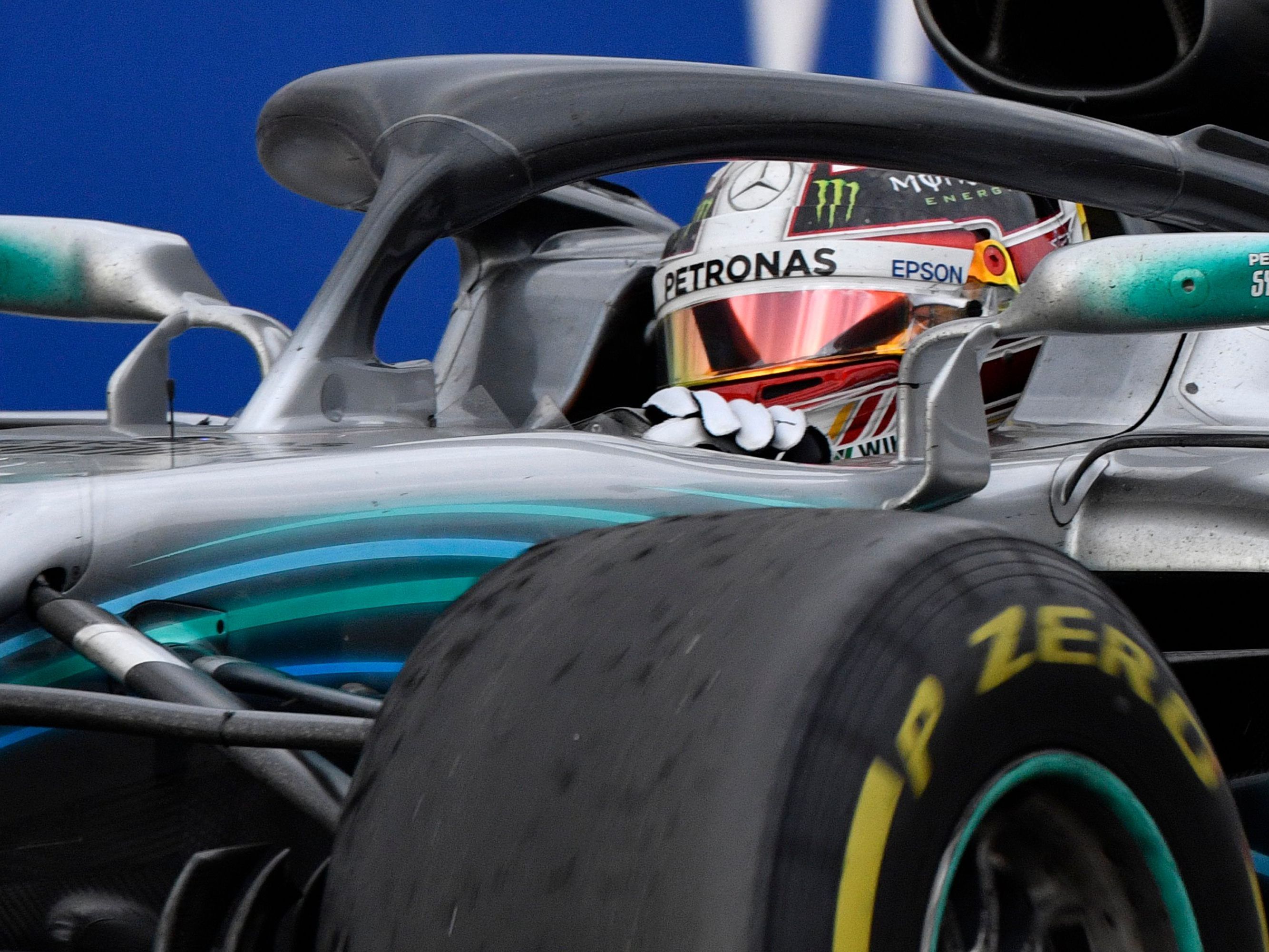 70. GP-Sieg in Russland für Briten vor Bottas, der von Stallregie gebremst wurde.