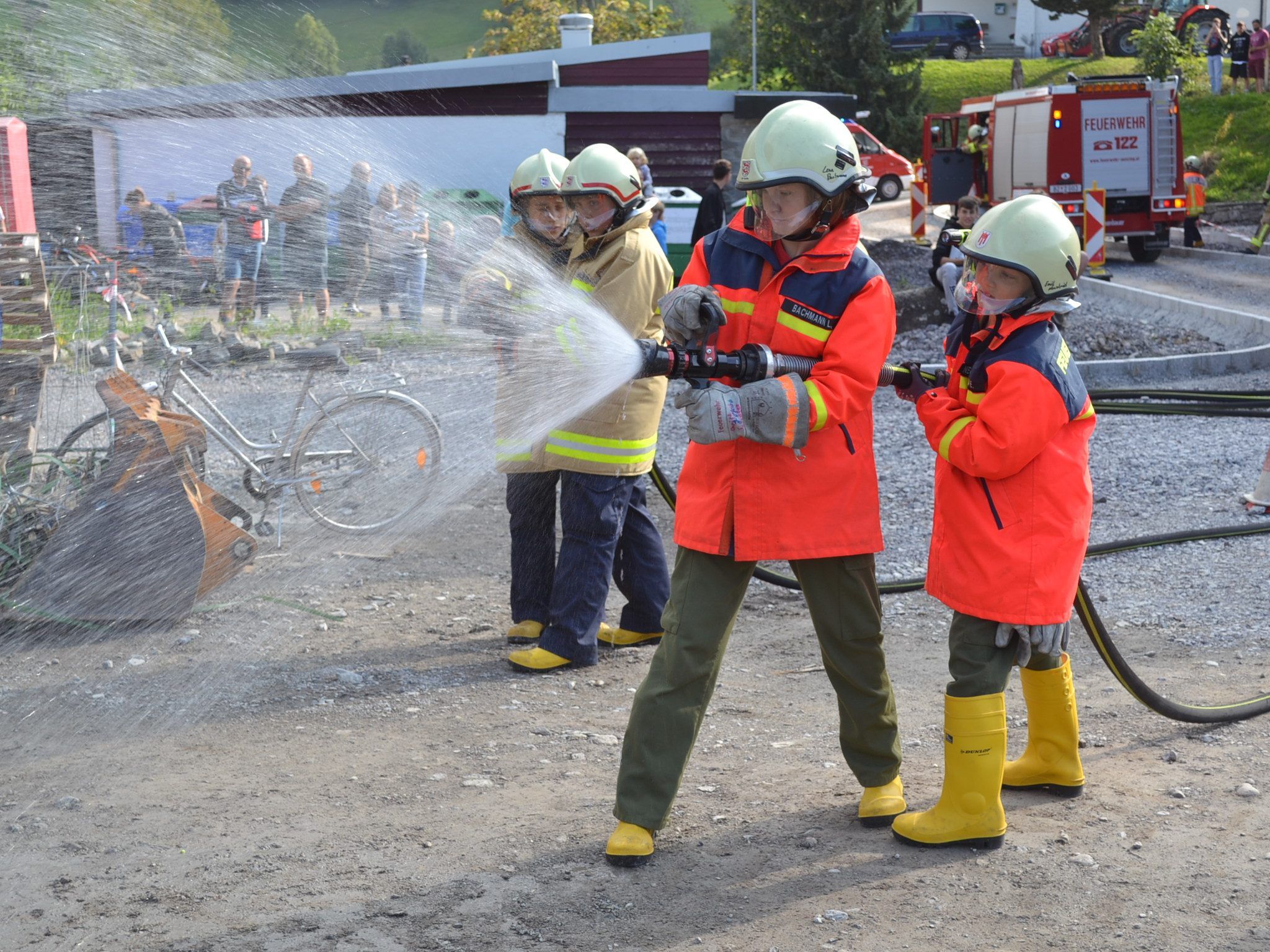 Fahrzeugbrand in Gurtis - die Jungfeuerwehrler wissen, was zu tun ist.