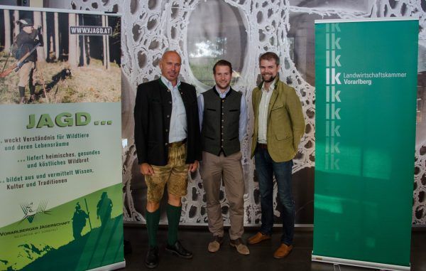 Wildbiologe Hubert Schatz mit Silvan Eugster und Robin Sandfort (v.l.) - Jägerschaft
