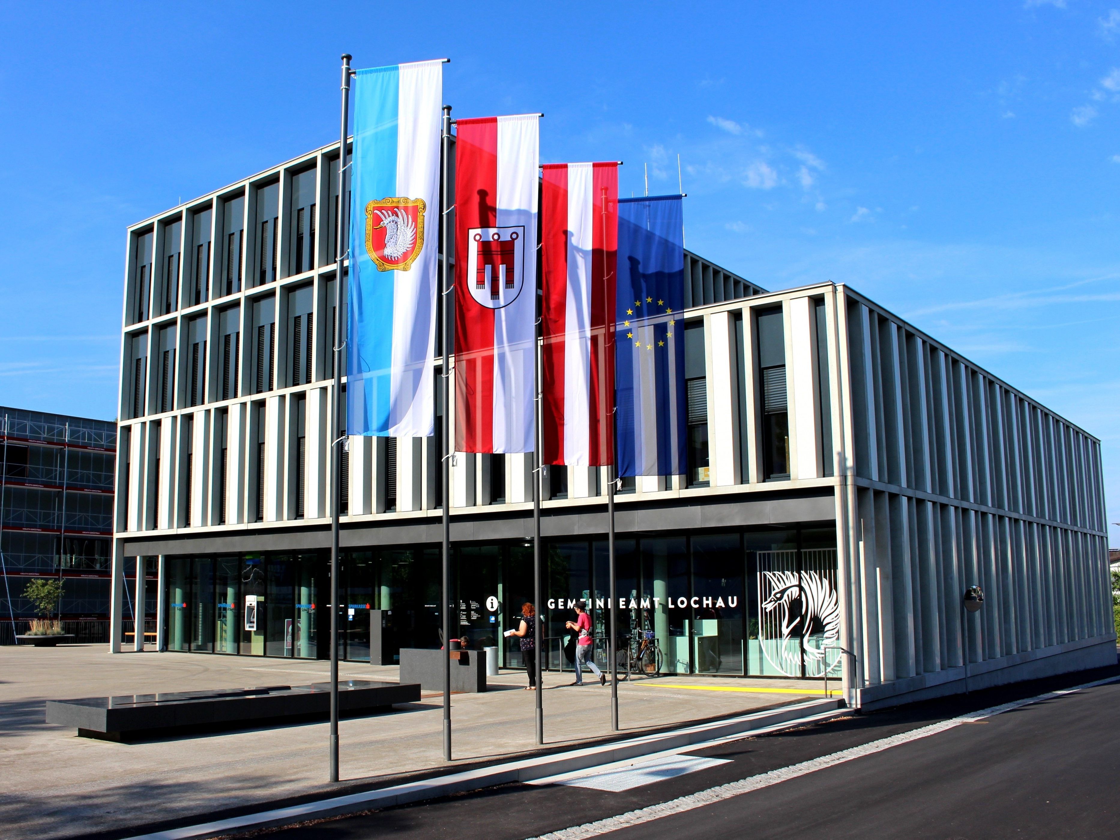 Beim „Tag der offenen Tür“ mit der offiziellen festlichen Eröffnung des Hauses sowie einem gemütlichen Hock auf dem neuen Dorfplatz hat die Bevölkerung reichlich Gelegenheit, das neue „Gemeindehaus Lochau“ zu besichtigen.