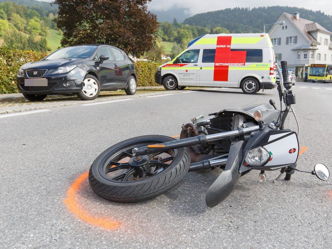 Eine Motorradfahrerin wurde bei dem Unfall verletzt.
