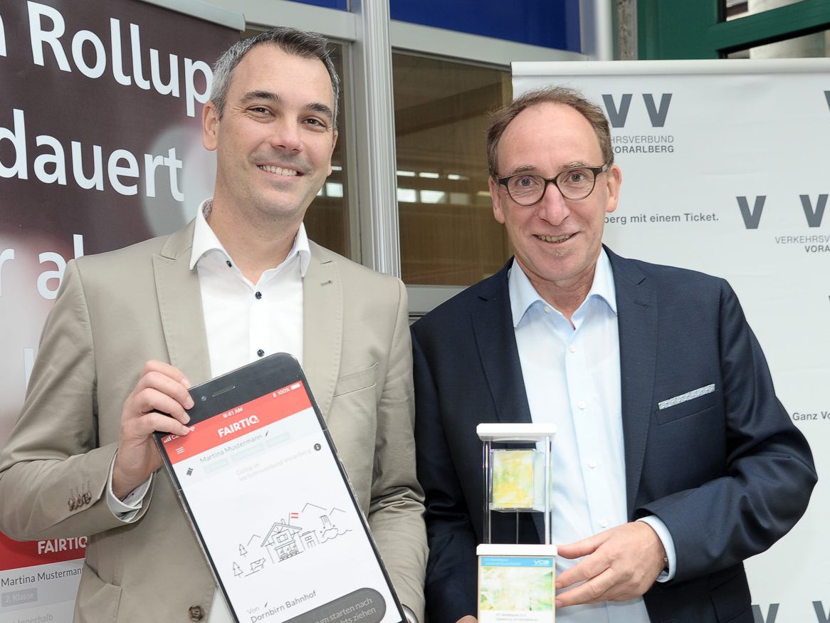Ab sofort flächendeckend nutzbar – das neue Ticketing-App FAIRTIQ vmobil, das von VVV-Geschäftsührer Christian Hillbrand und Landesrat Johannes Rauch am Bahnhof Bregenz vorgestellt wurde.