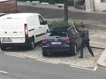 Der 20-Jährige schlug mit einer Eisenstange auf das Auto ein.