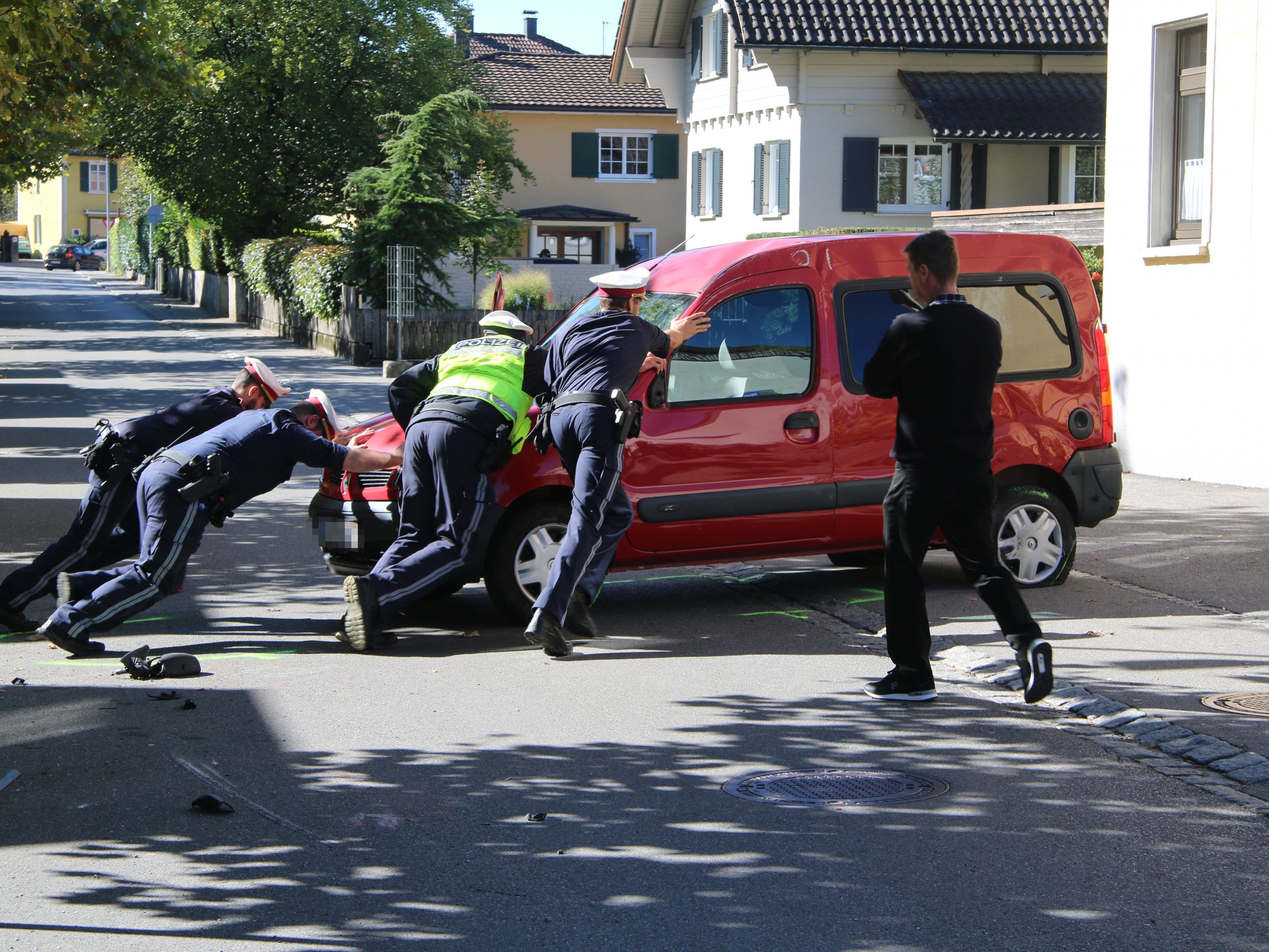 Eines der beteiligten Fahrzeuge überschlug sich einmal.