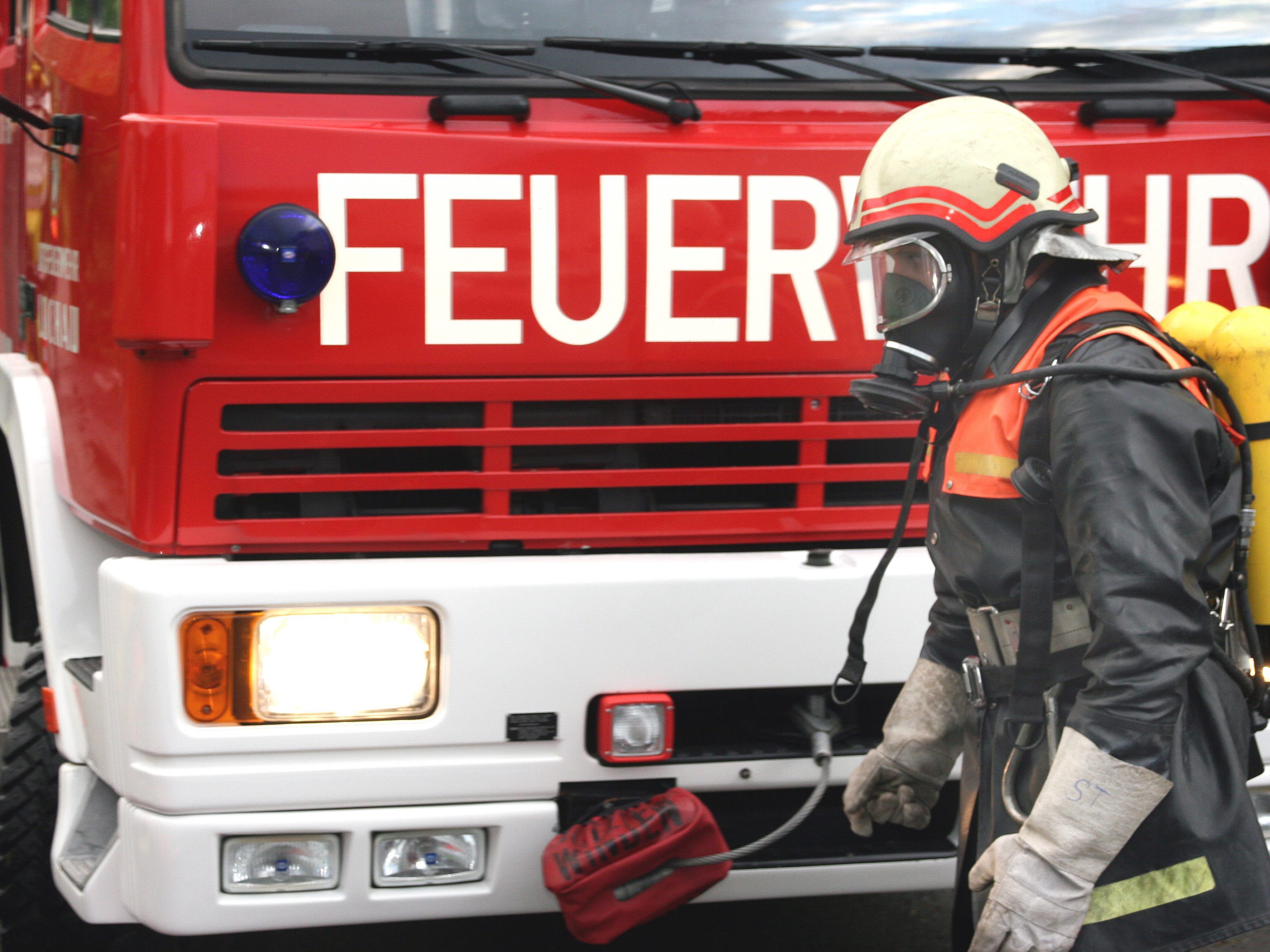 Die Feuerwehr war mit mehreren Fahrzeugen im Einsatz.
