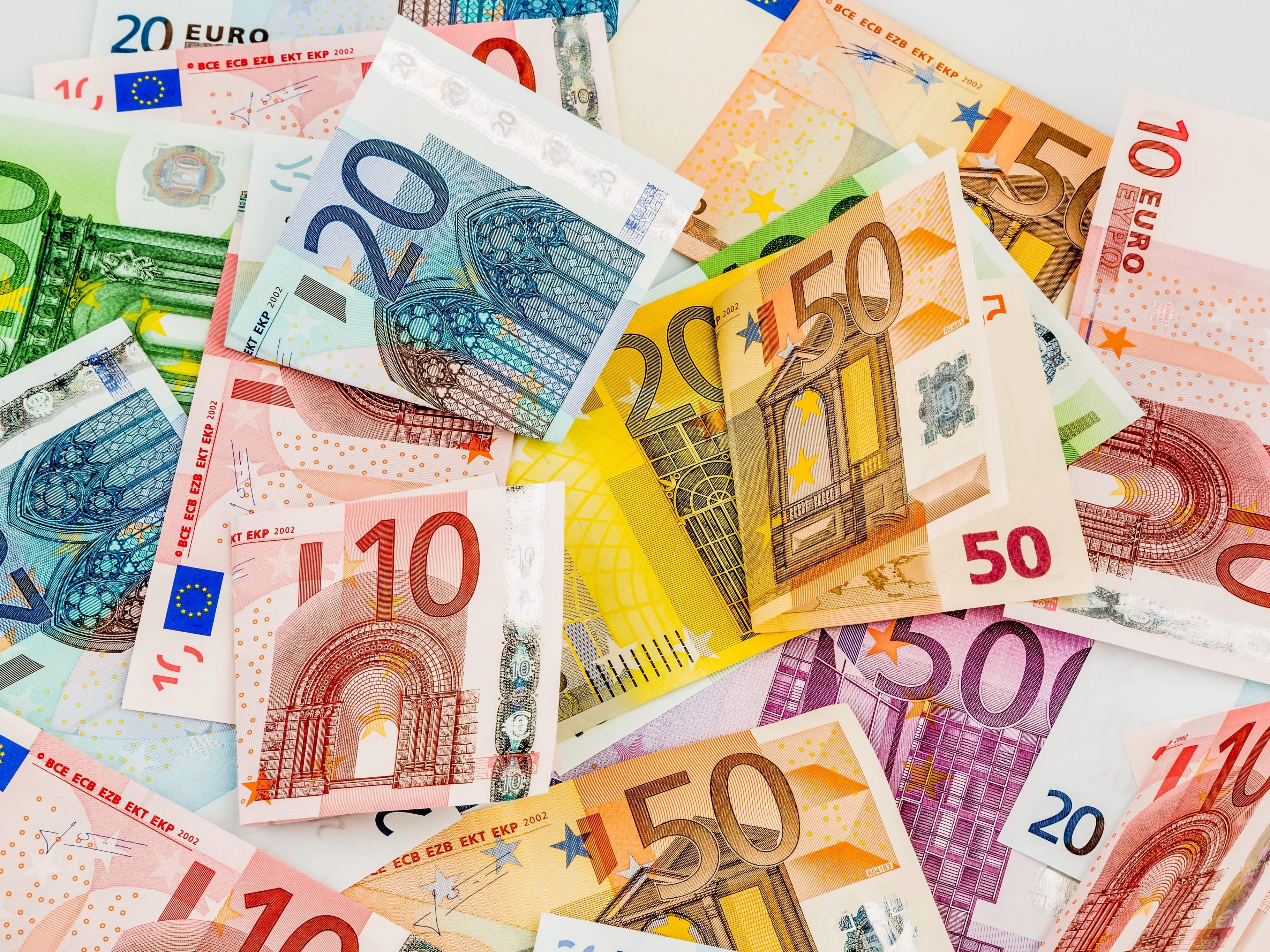 Ein Vergleich zeigt: Die Österreicher verzichten nur schleppend auf Bargeld.
