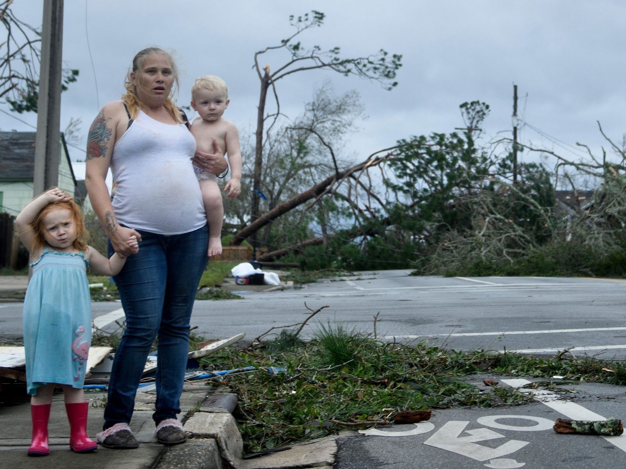 Ein Familie betrachtet schockiert die Verwüstungen, die Hurrican "Michael" in Florida angerichtet hat.