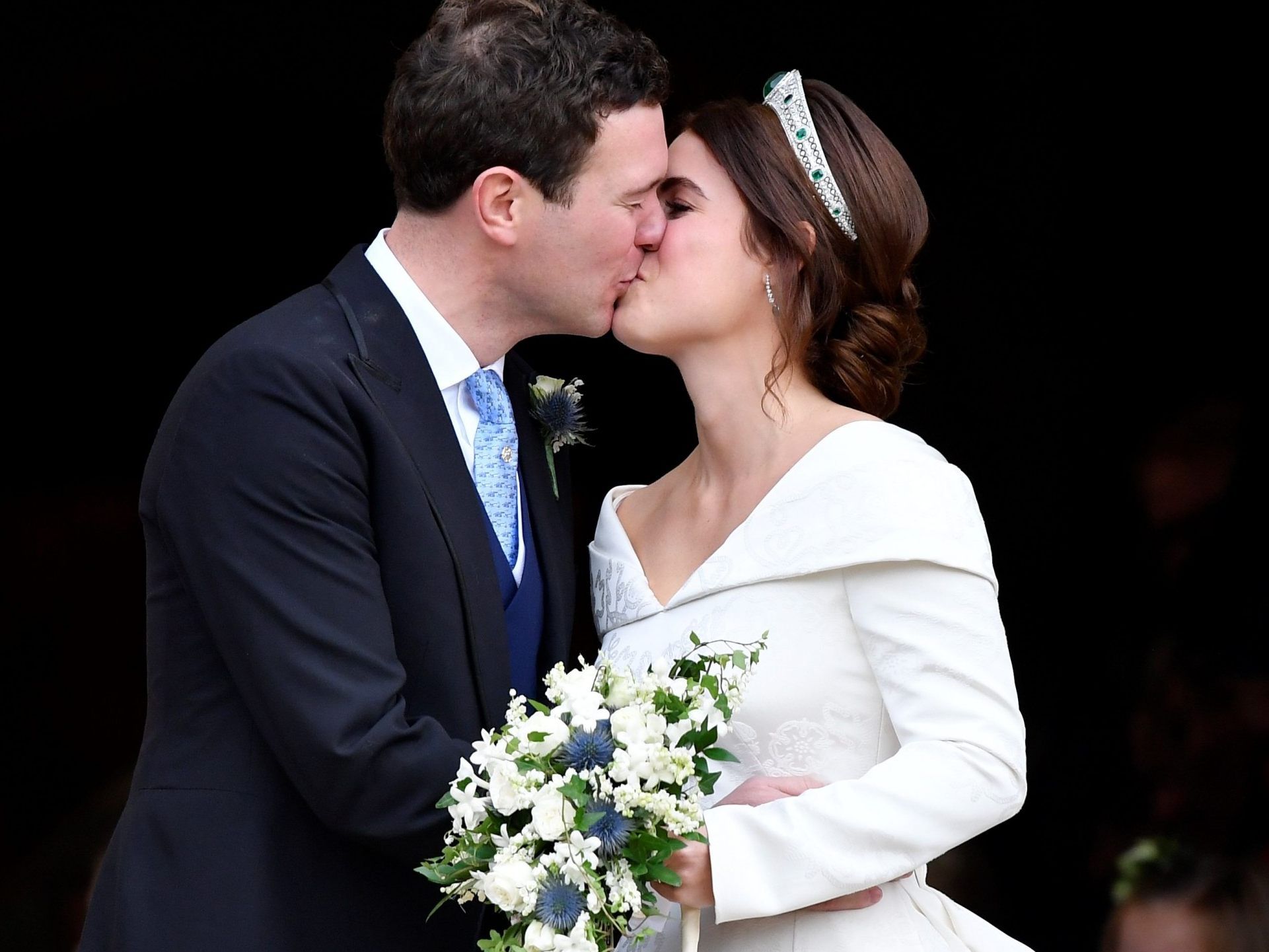 Der Hochzeitskuss des frisch vermählten Paares.
