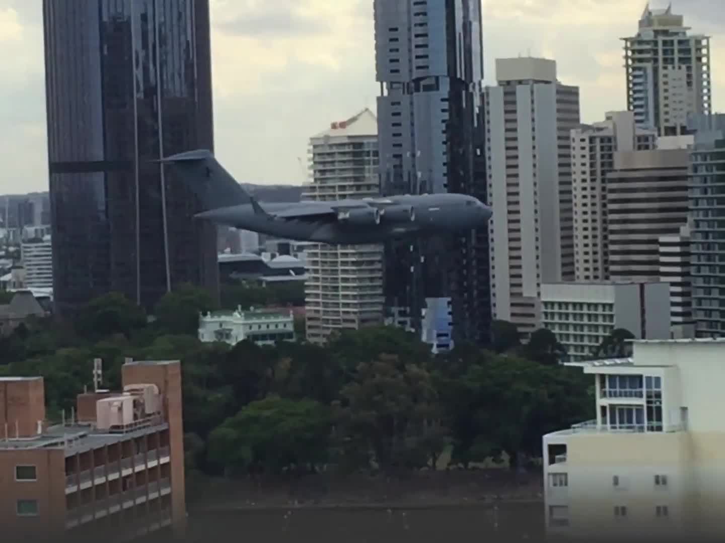 Militärflugzeug fliegt durch Brisbane.