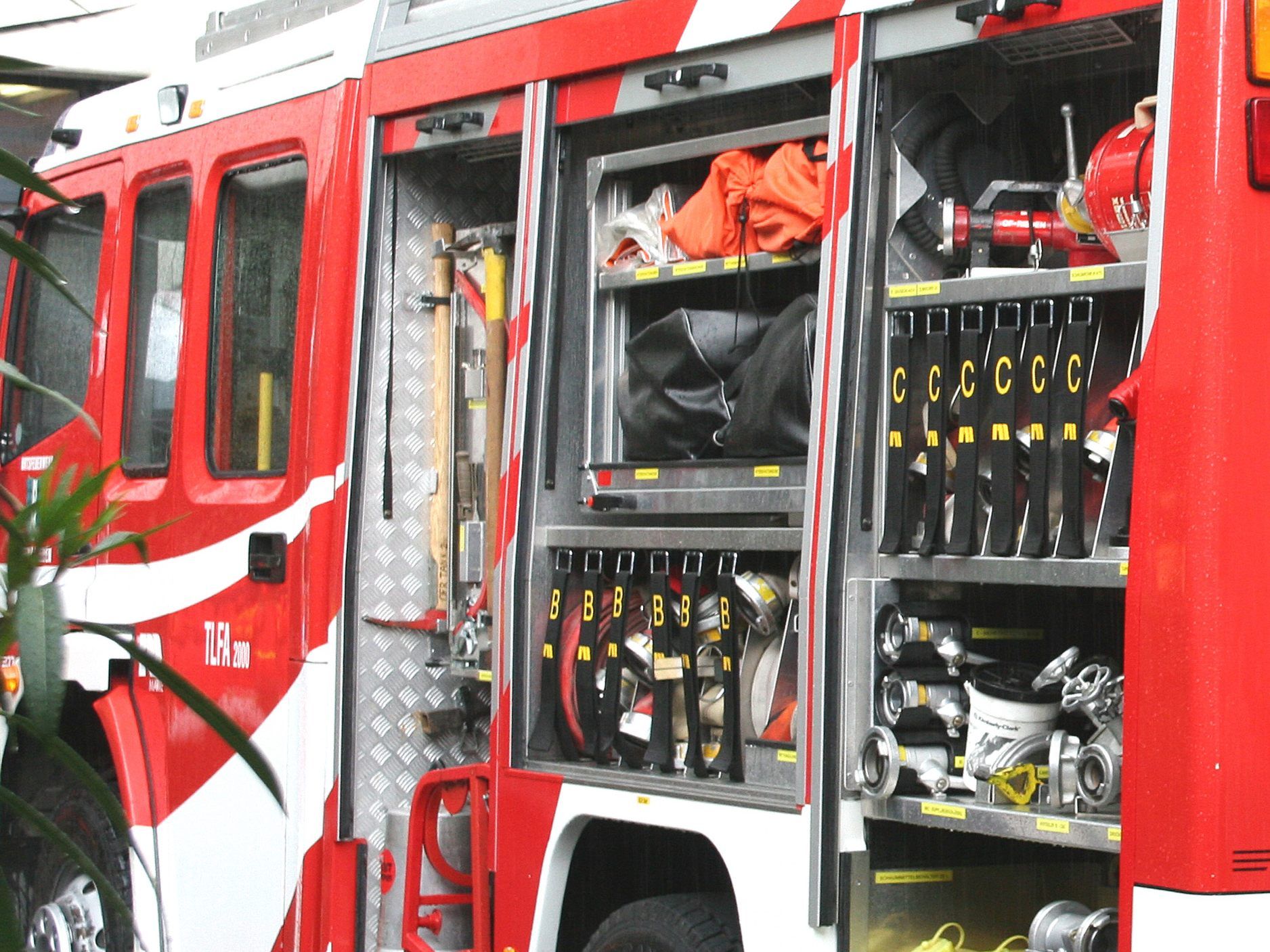 Die Feuerwehr Hard musste löschen und in der Folge auch Erdreich abtragen.