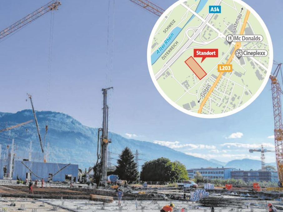 In Hohenems müssen die Kräne beim Bau von Grass vorübergehend ruhen.