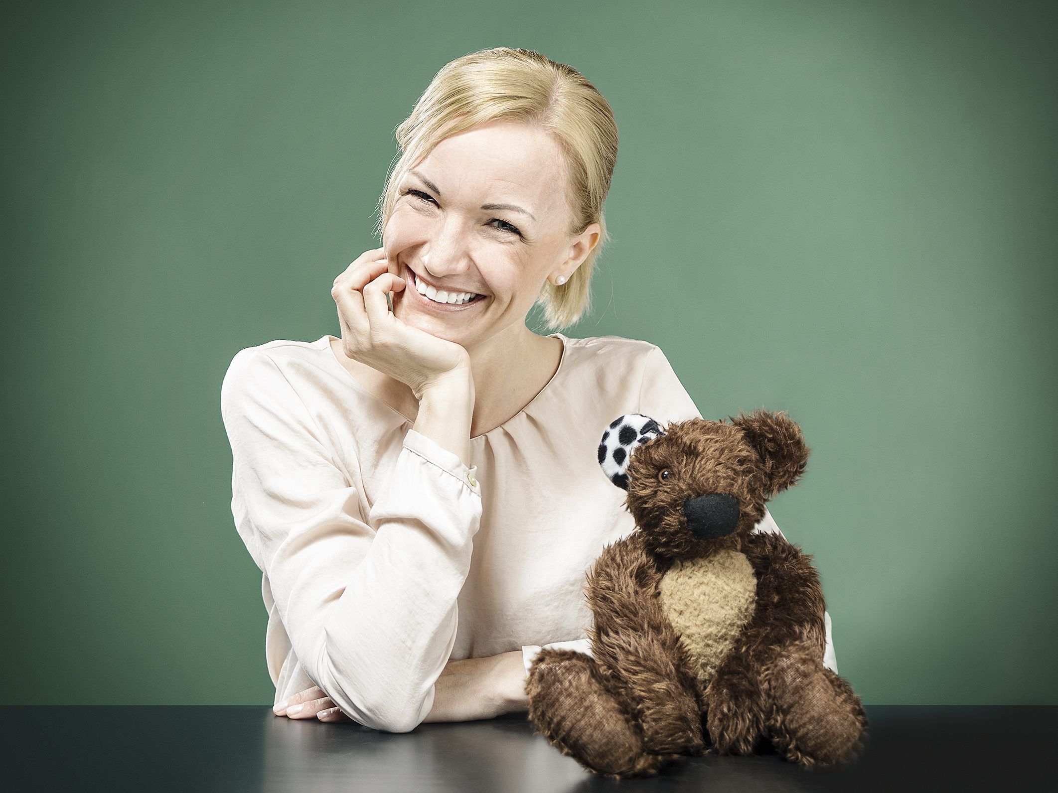 Ingrid Hofer mit Teddy Eddy.