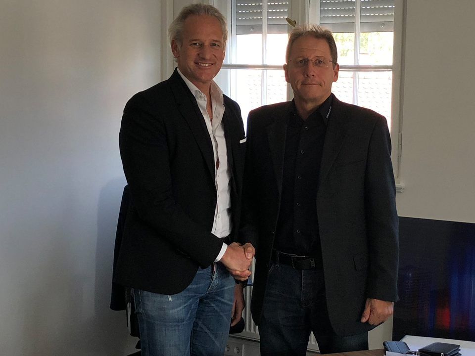 Martin Ohneberg und Werner Wackershauser bei der Vertragsunterzeichnung.