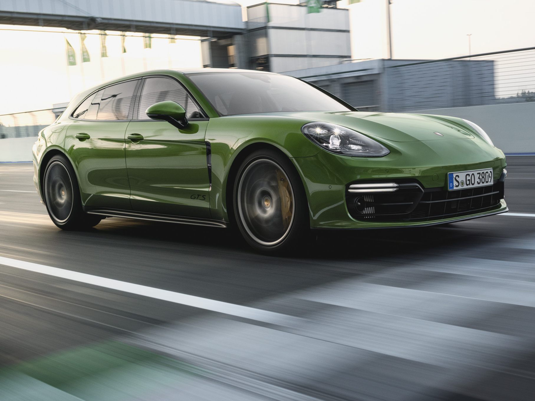 Der neue Porsche Panamera GTS Sport Turismo in einer Aufsehen erregenden Farbe.