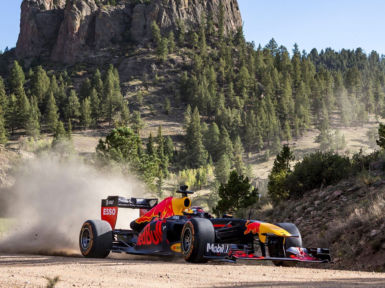 Auf Schotter durch die Rockys - Mit einem F1-Boliden macht das nur Red Bull.
