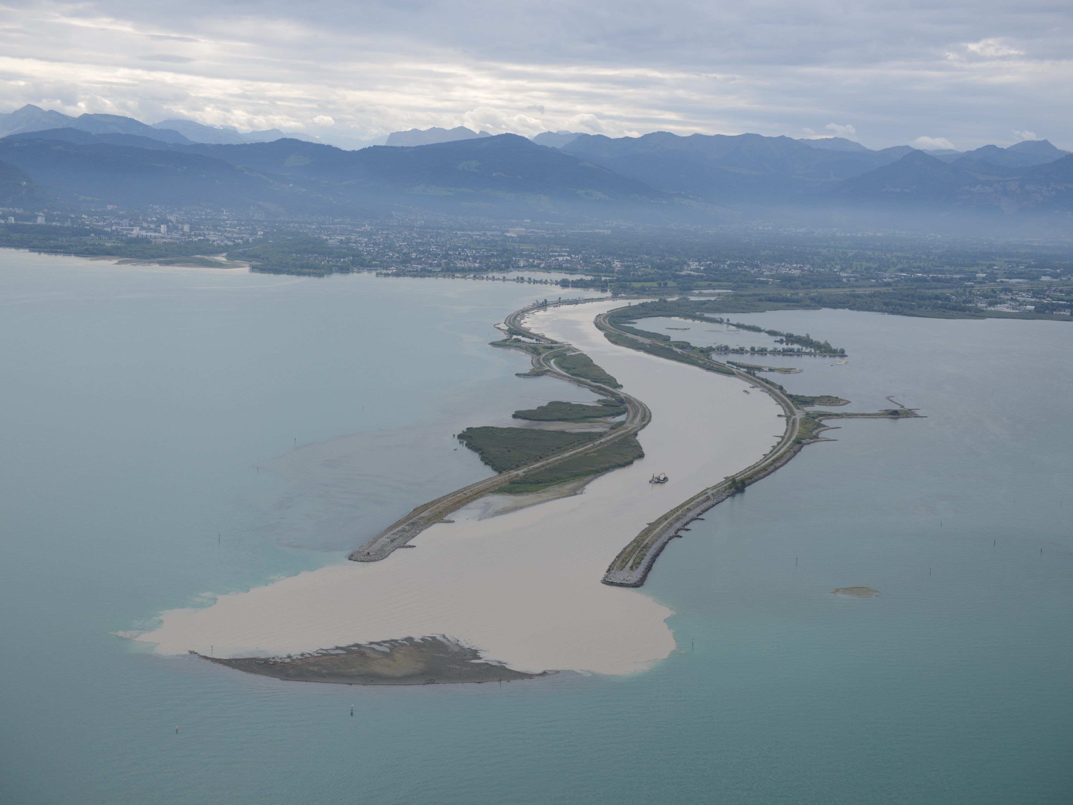 Die Mündung des Rheins in den Bodensee nimmt neue Gestalt an. Seit dem Sommer 2018 ist etwa 300 Meter nach dem Ende der Vorstreckungsdämme eine Sandinsel sichtbar geworden.