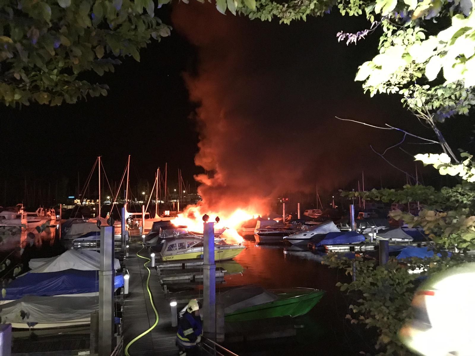 Ein Motorboot hat in der Nacht auf Donnerstag im Yachthafen Feuer gefangen.