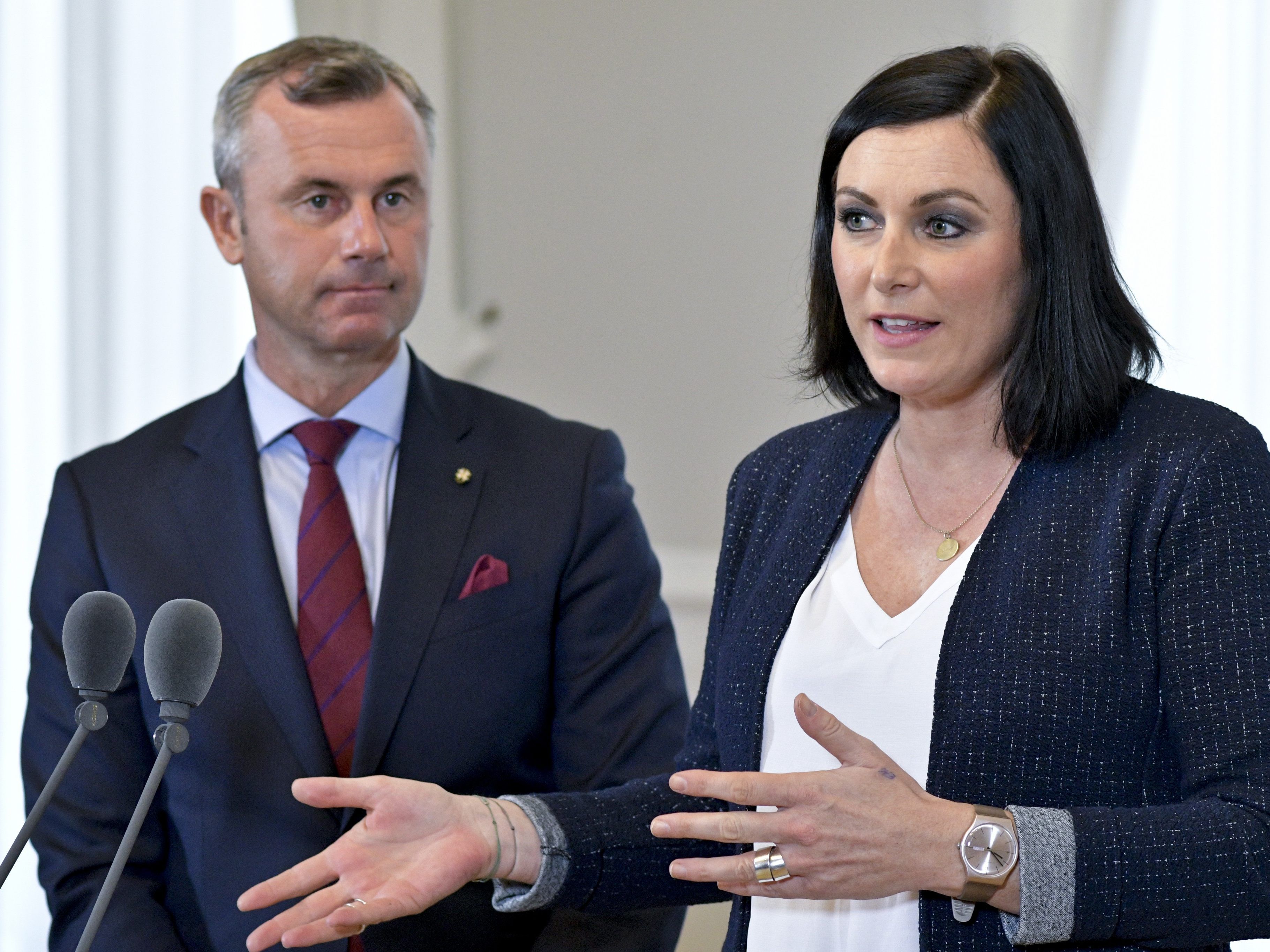 Die Regierung will die Öffnung der Busspur für E-Fahrzeuge erzwingen.