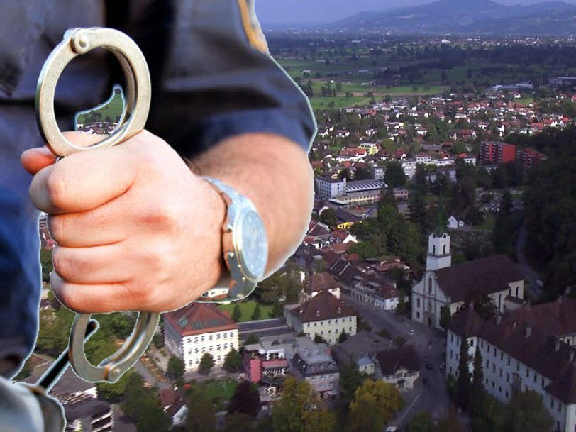 Jugendlicher greift Polizisten an