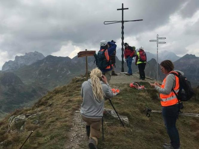 Mit Hilfe zahlreicher Freiwilliger wurde kürzlich das Gipfelkreuz am Kreuzjoch errichtet