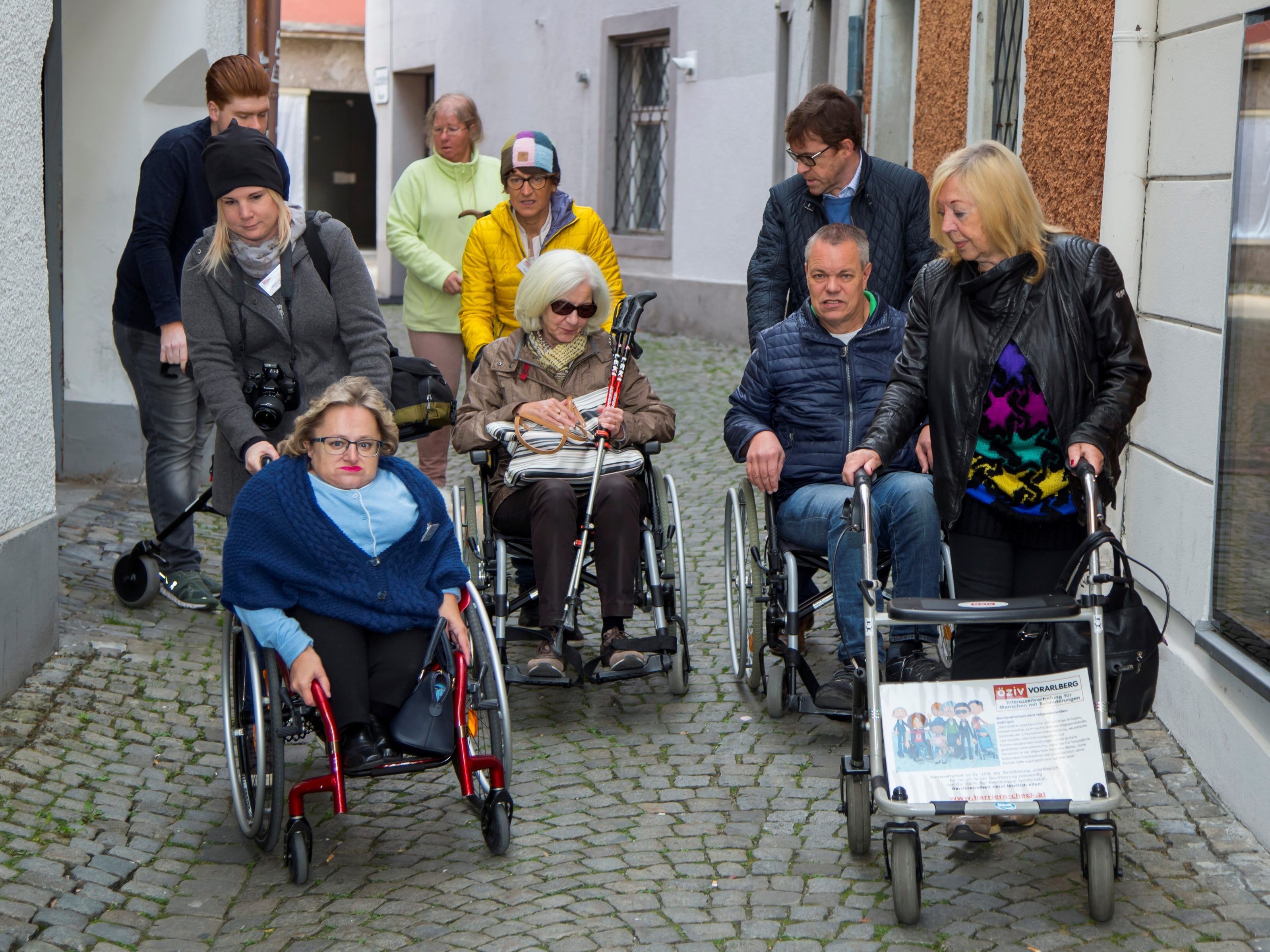 „Beläge im Freien sollten gut berollbar und erschütterungsarm sein“, verweist Karin Stöckler (im Bild vorne links) auf die Ö-Norm B 1600.