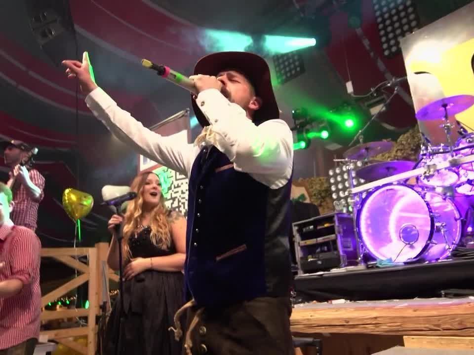 Klaas Heufer-Umlauf trat mit einem sozialkritischen Song auf dem Wasen auf.