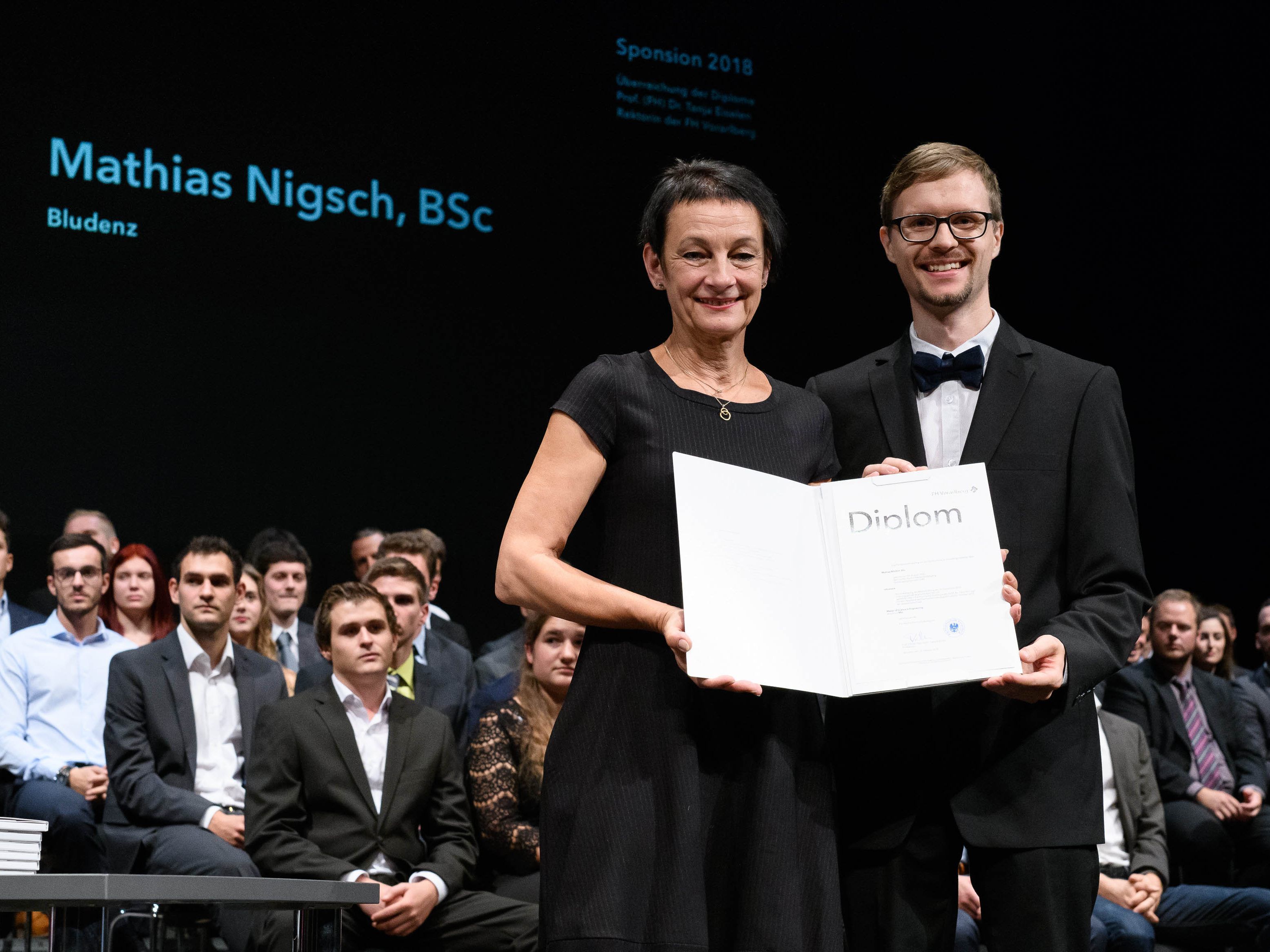 Insgesamt 373 AbsolventInnen bekommen von FH Rektorin Tanja Eiselen ihre Diplome überreicht