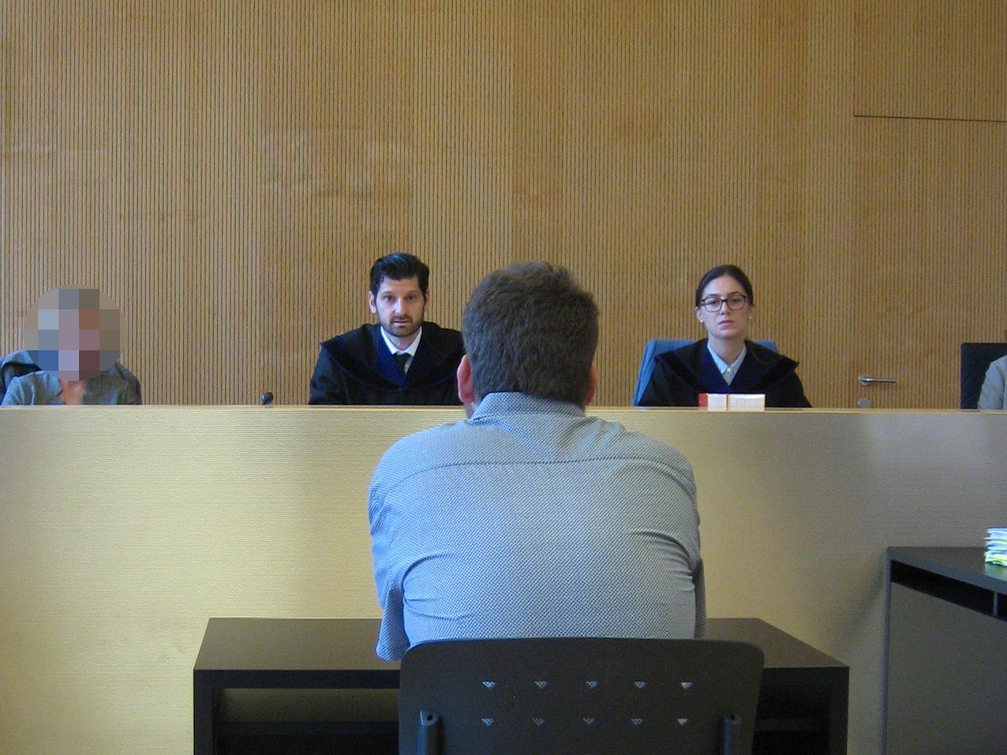 Der Angeklagte soll unter anderem eine Teenagerin zu sexuellen Handlungen überredet haben.