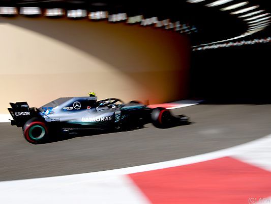 Bottas biegt in den Tunnel ein