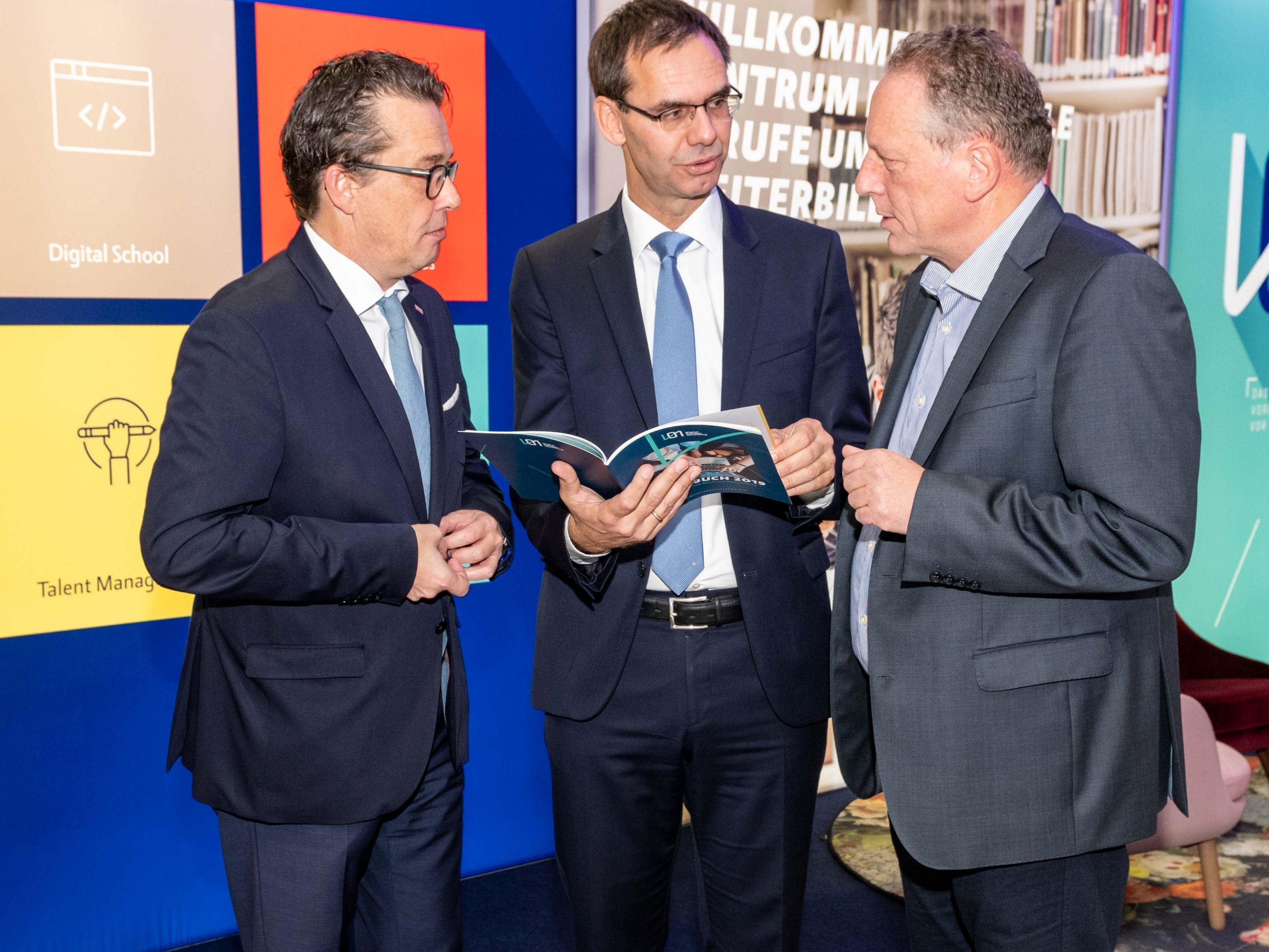 Die Wirtschaftskammer Vorarlberg, das Land Vorarlberg und die Arbeiterkammer Vorarlberg haben den Digital Campus Vorarlberg gegründet.