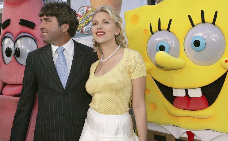 SpongeBob-Erfinder Stephen Hillenburg mit Scarlett Johansson bei der Premiere seines ersten SpongeBob-Films.