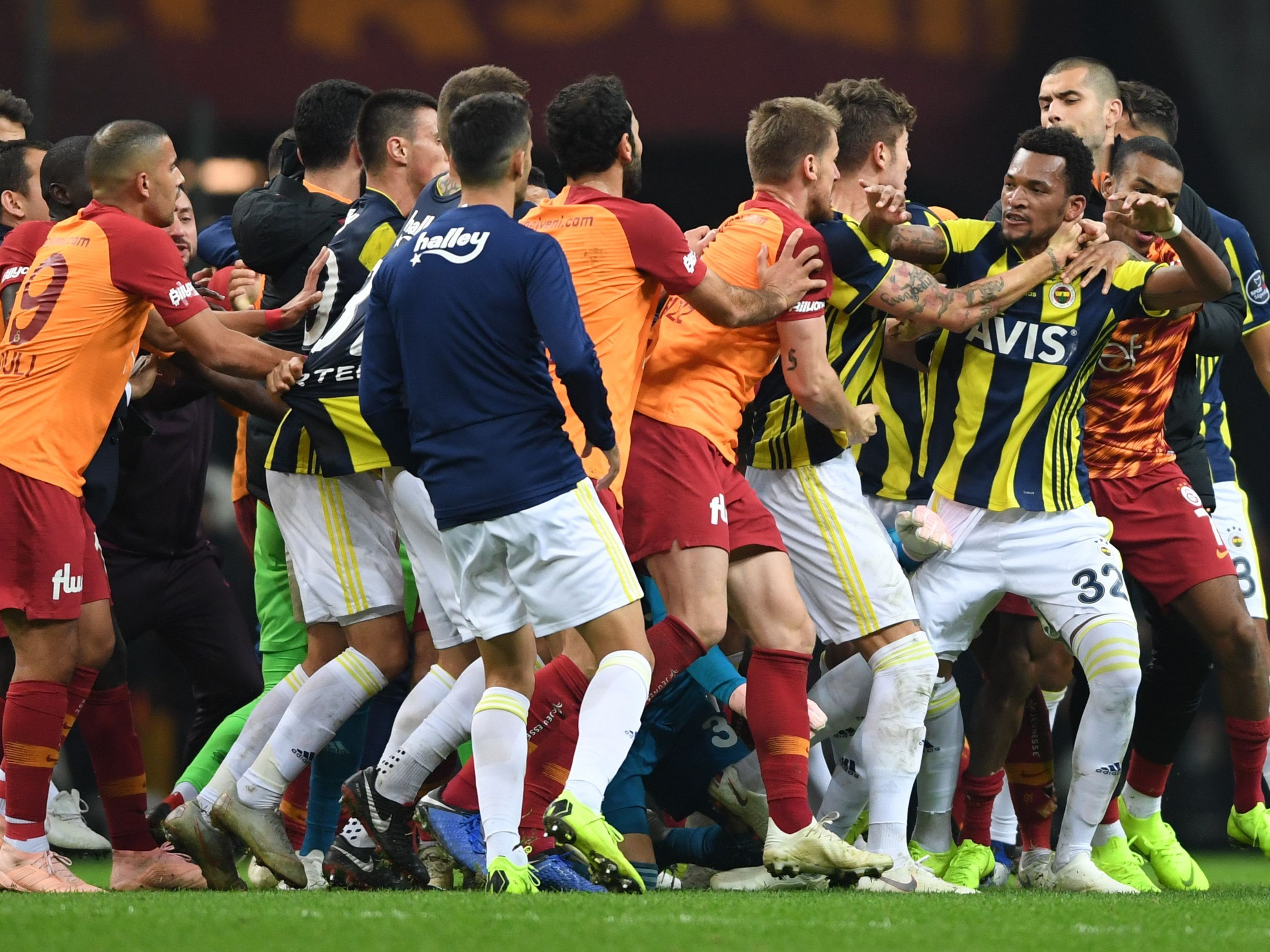 Tumult nach dem Istanbul-Derby.
