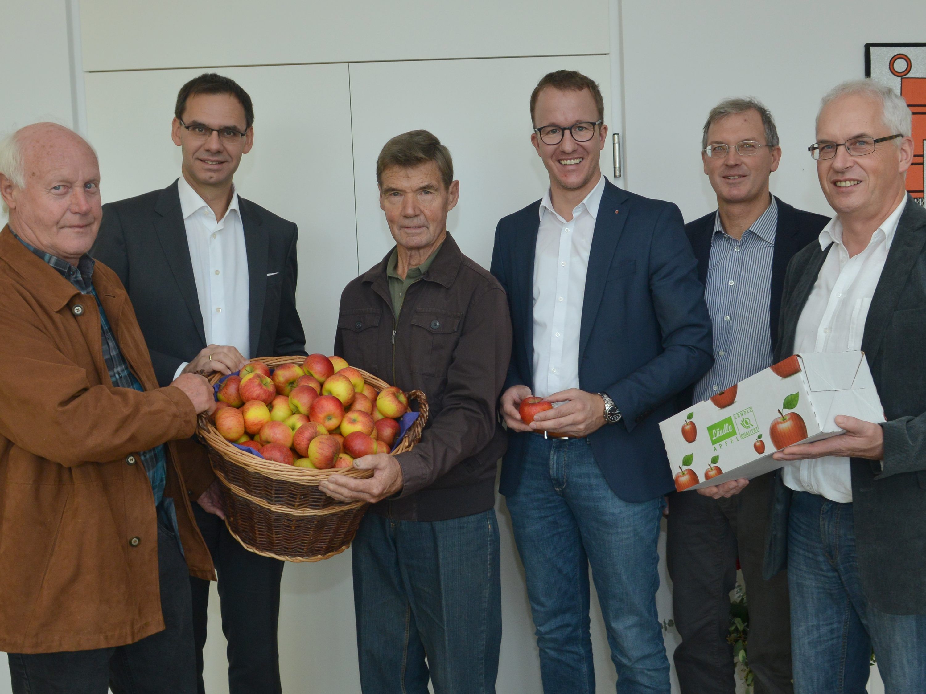 Im Bild v.l.: Obstbauer Manfred Nägele aus Gaißau, Landeshauptmann Markus Wallner, Rudolf Vollmar, Obstbauer aus Höchst, Landesrat Christian Gantner, Jens Blum, Obmann der ARGE Erwerbsobstbauern und Ulrich Höfert, Obstbau Referent Landwirtschaftskammer.