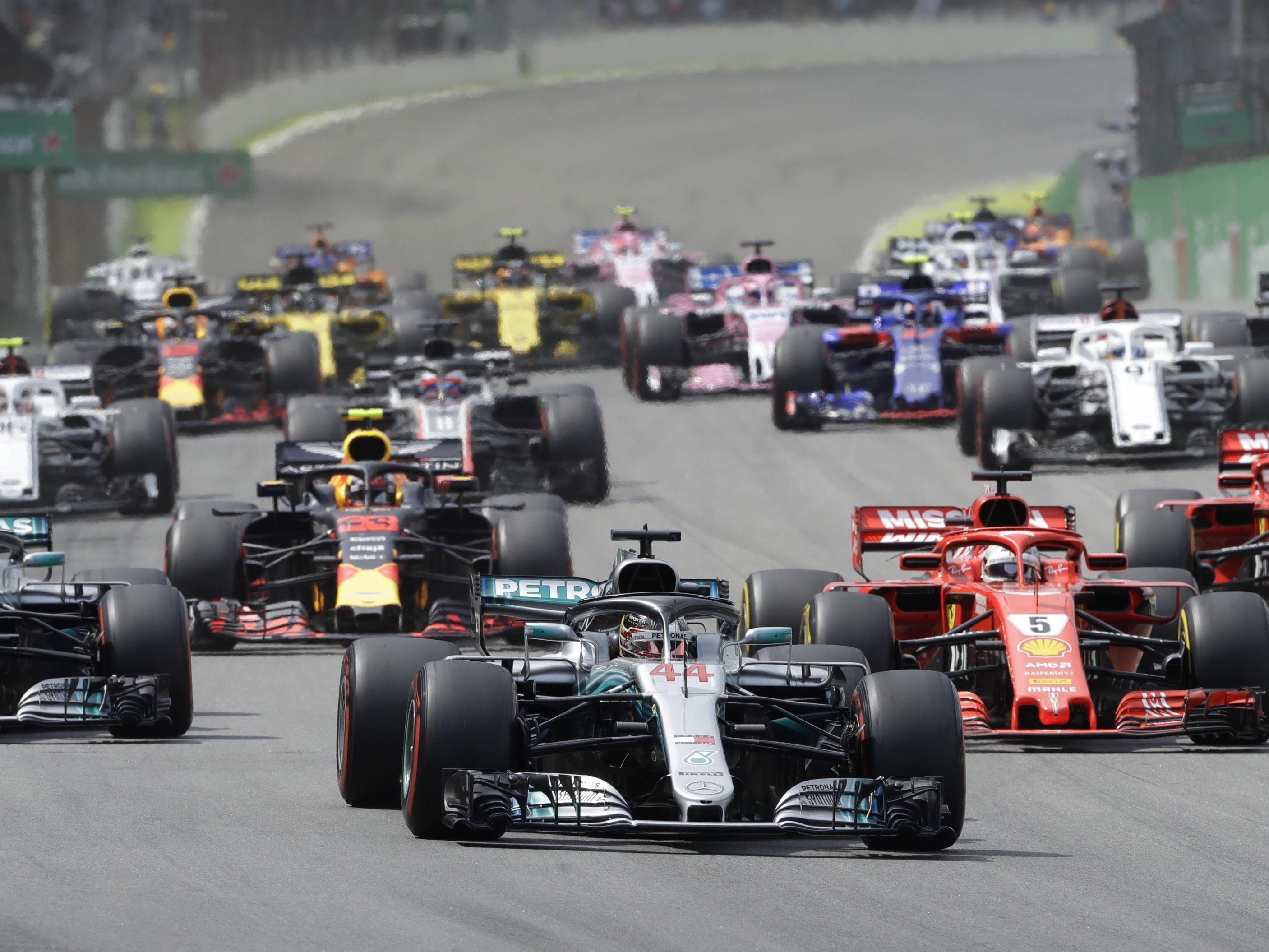 Lewis Hamilton fuhr in Brasilien zu seinem nächsten Erfolg.