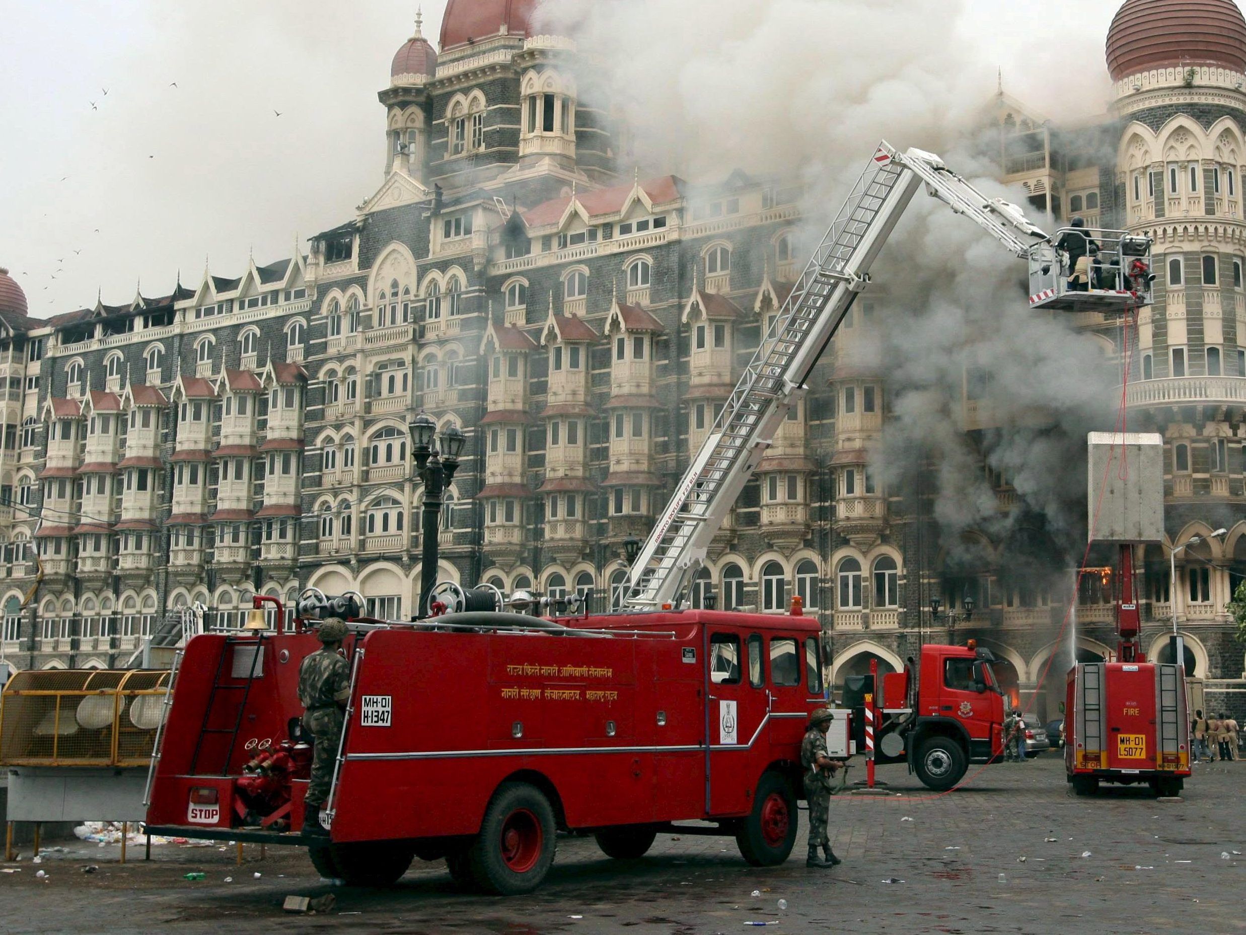 Das Luxushotel Taj Mahal in Mumbai stand am 26. November 2008 nach einem terroristischen Anschlag in Flammen.