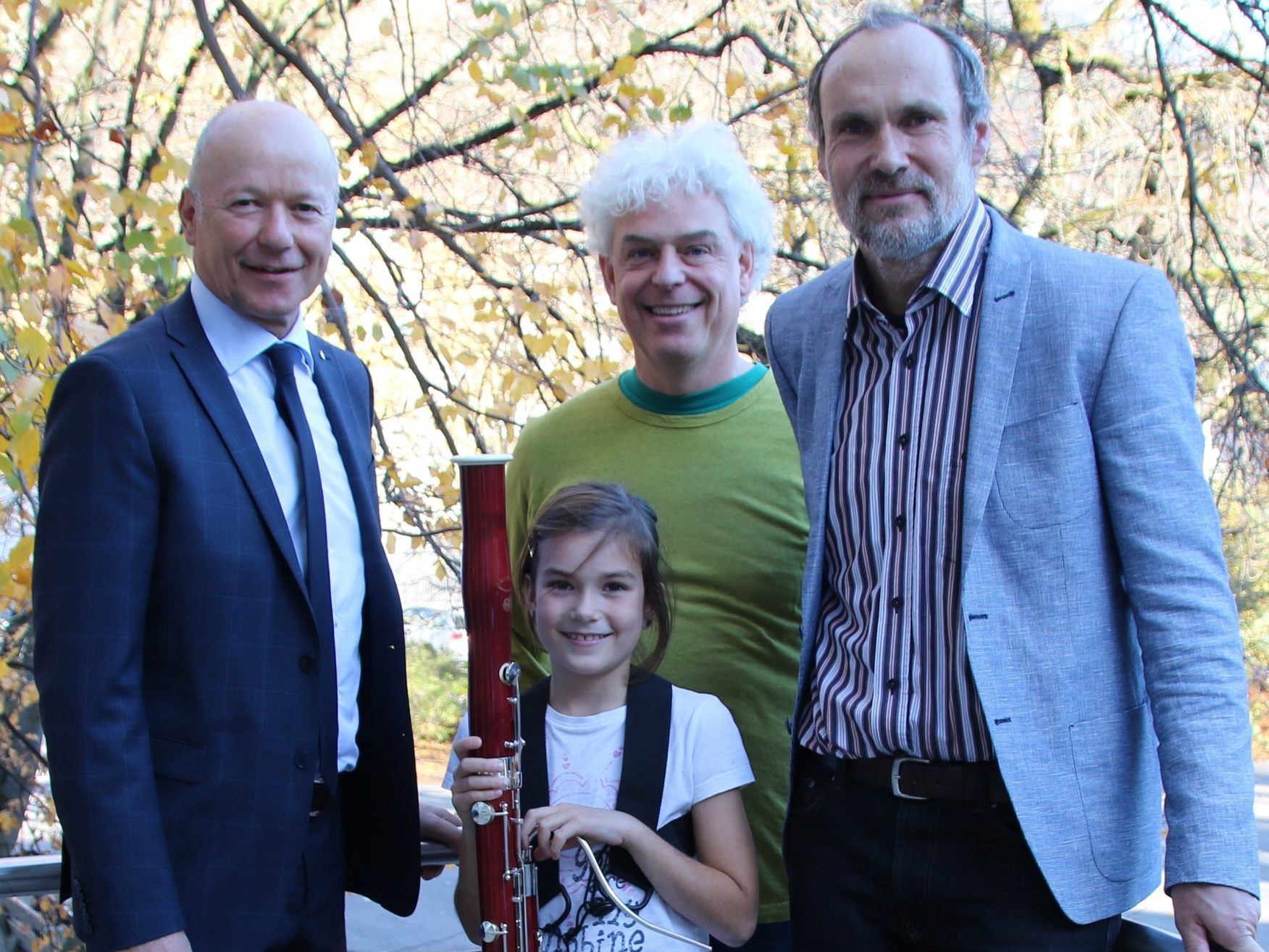 Sparkasse Bludenz-Vorstandsdirektor Christian Ertl, Fagottlehrer Emil Salzmann, Kasimira Bitschnau und Musikschuldirektor Thomas Greiner.