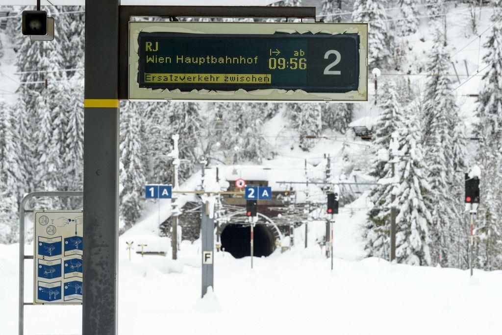 Die Schneemassen legten den Schienenweg zwischen Tirol und Vorarlberg lahm.