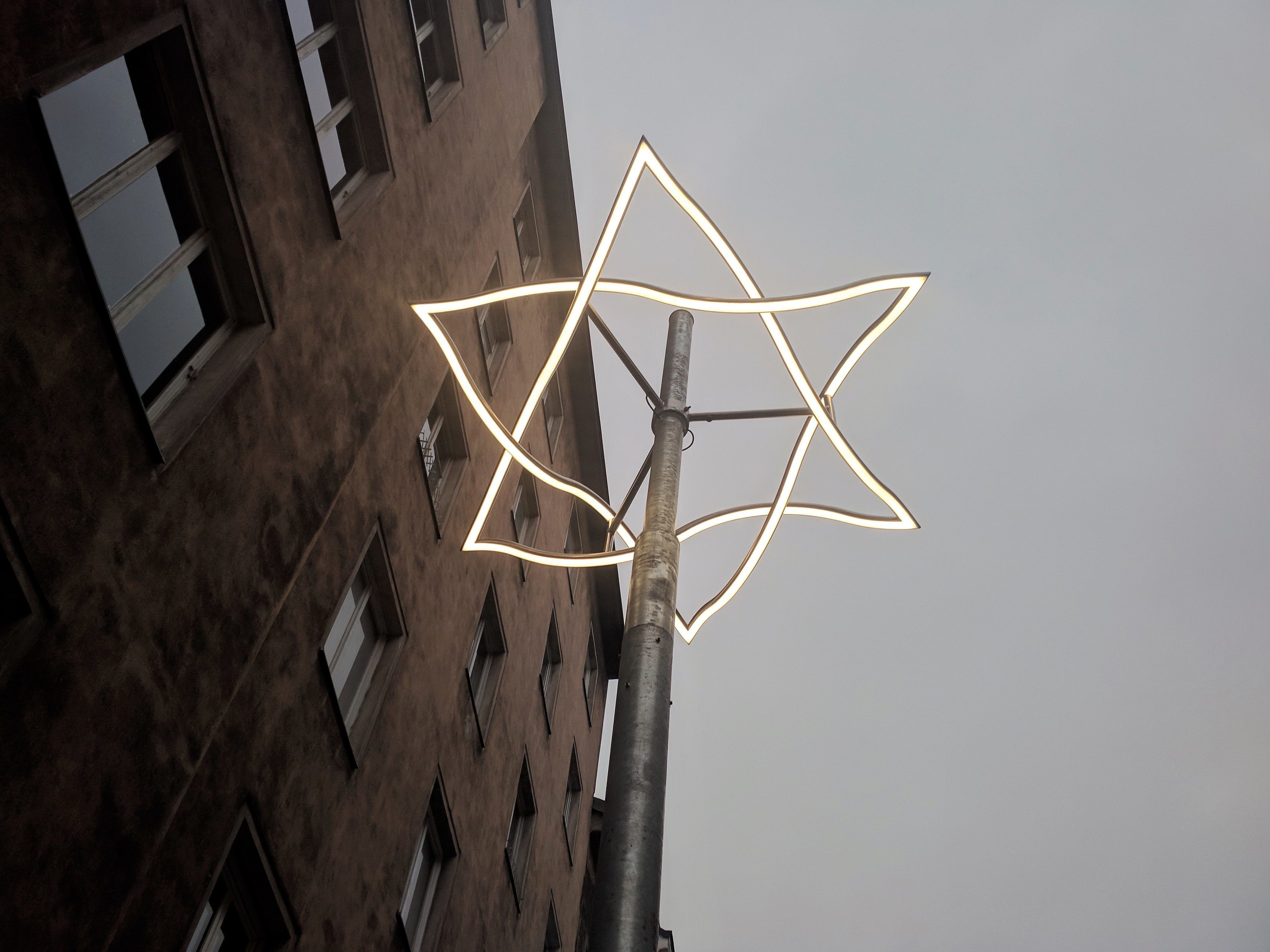 Die Lichtinstallation in der Kluckygasse, wo früher die Synagoge in Brigittenau stand.