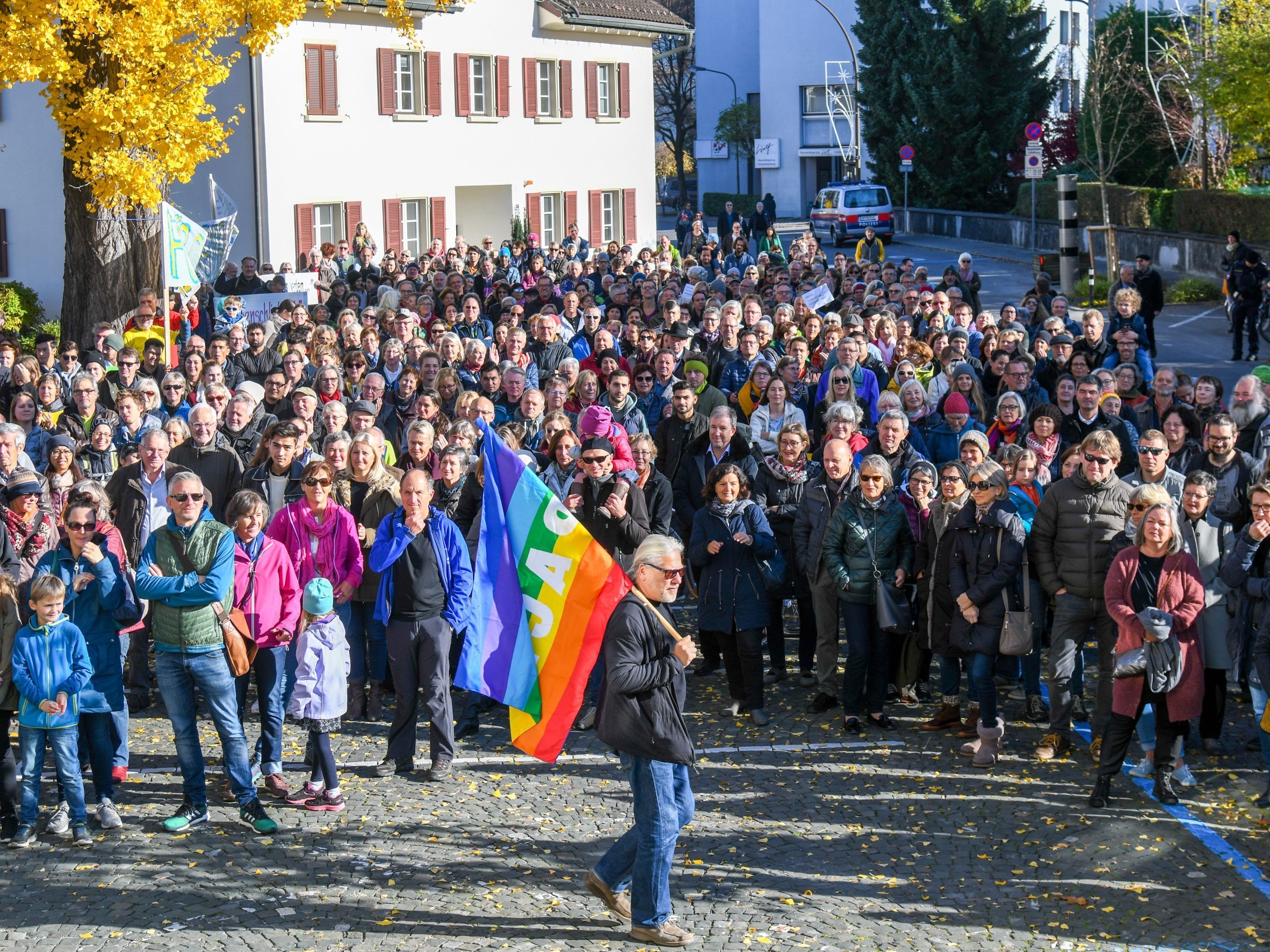 Etwa 800 Menschen demonstrierten Solidarität und gingen in Hohenems für eine gerechtere Asylpolitik auf die Straße.