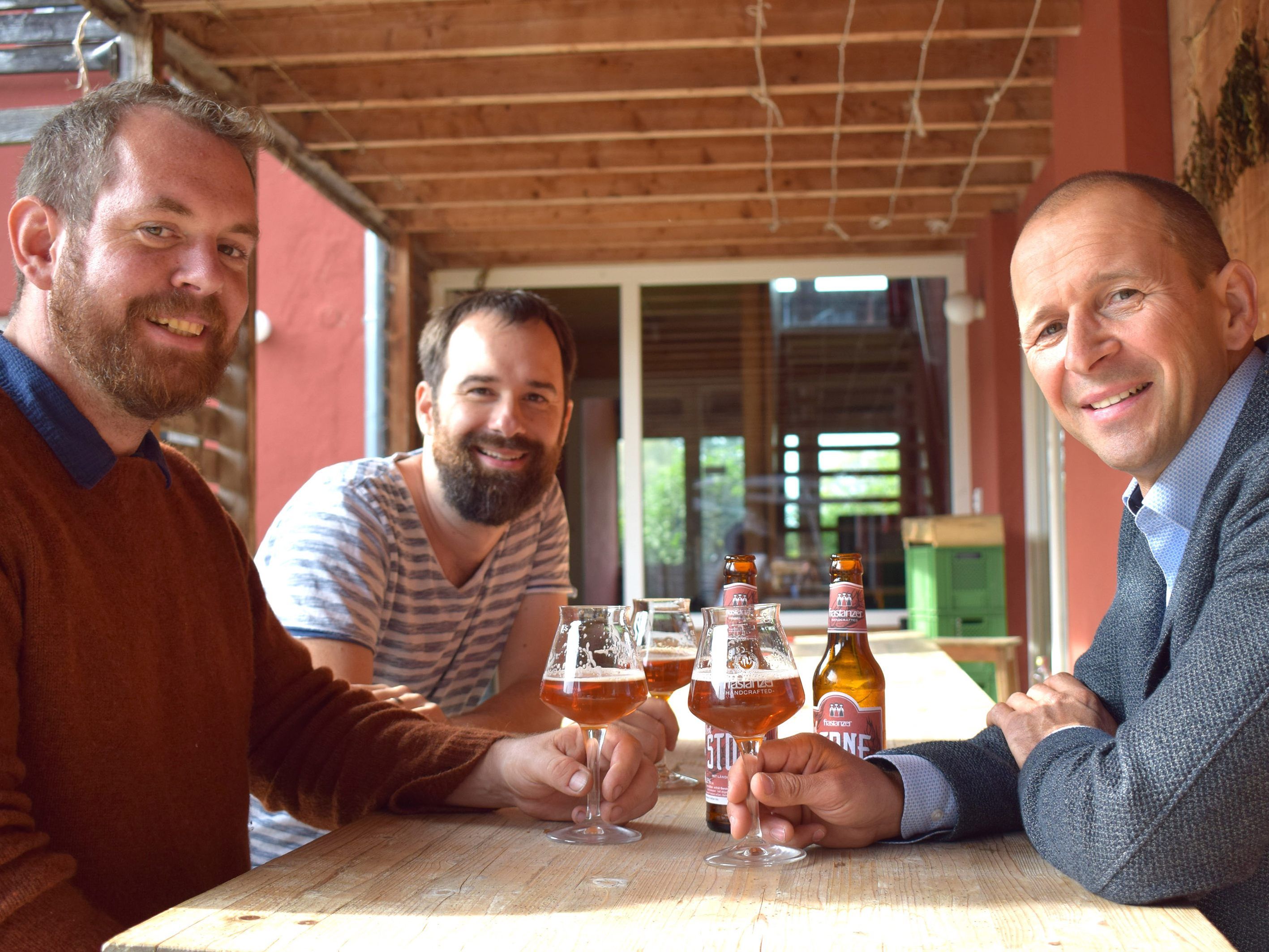 Simon Vetter, Thomas Ludescher und Kurt Michelini genießen das Ergebnis ihrer Zusammenarbeit: das red stone.