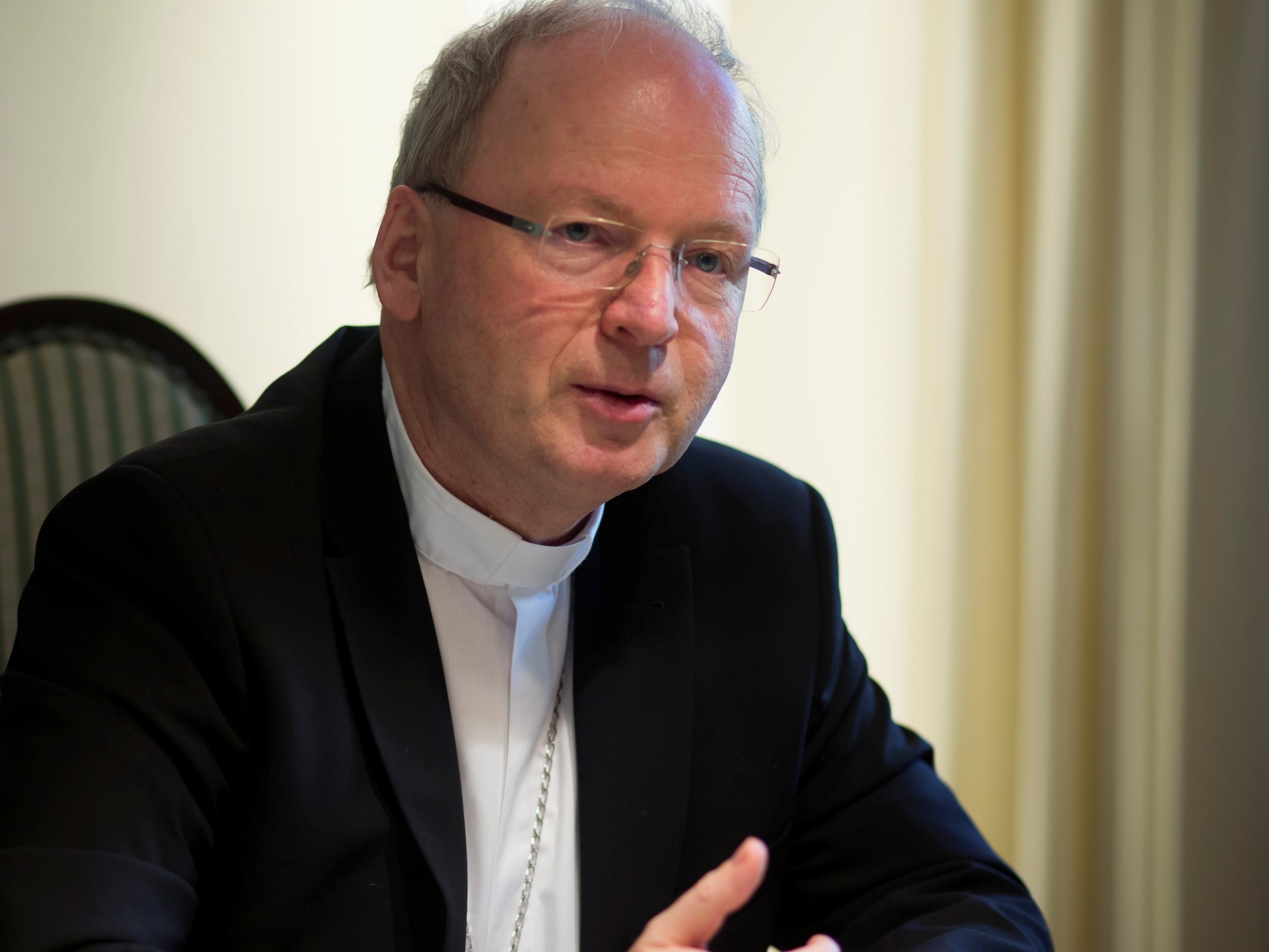 Bischof Benno Elbs idt erfreut über den neuen Abt der Mehrerau.