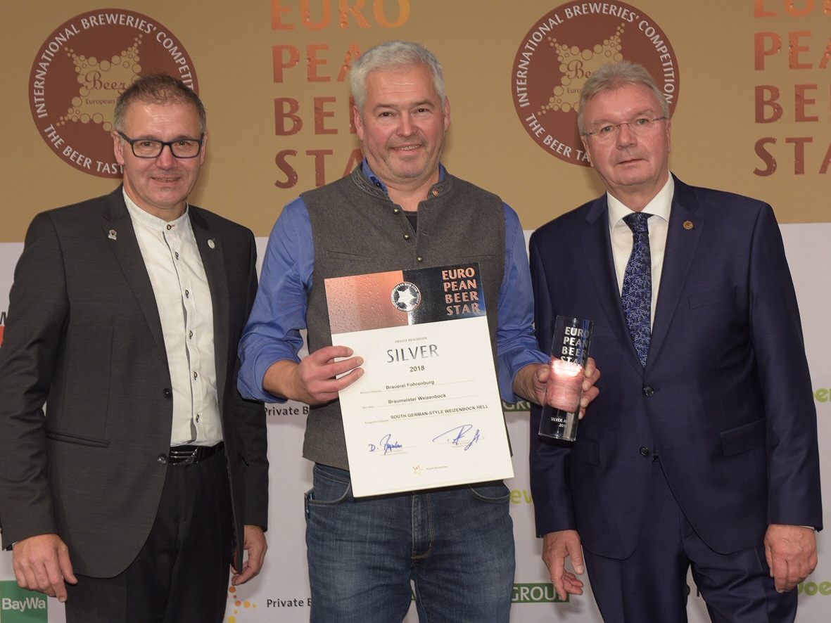 Großer Bahnhof bei der Preisverleihung des European Beer Star auf der BrauBeviale in Nürnberg am 14. November. Der stolze Gewinner Andreas Rosa, Braumeister der Brauerei Fohrenburg, bei der Entgegennahme des Awards aus den Händen von Georg Rittmayer (Präsident der Privaten Brauereien Bayern) und Detlef Projahn (Präsident des Bundesverbandes der Privaten Brauereien).