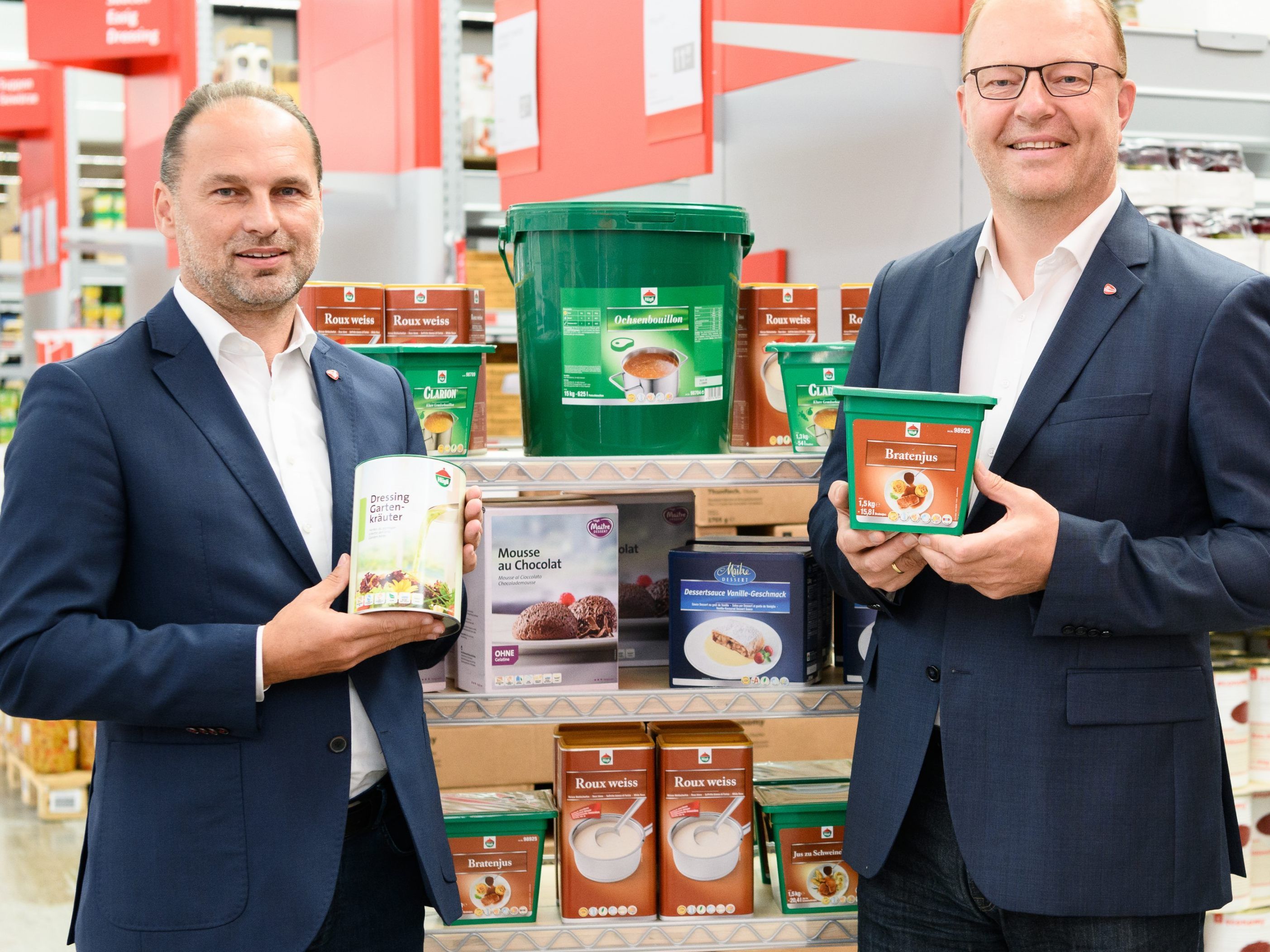 Thomas Panholzer und Manfred Hayböck, Geschäftsführer von Transgourmet Österreich, freuen sich über Hügli-Produkte im Sortiment.