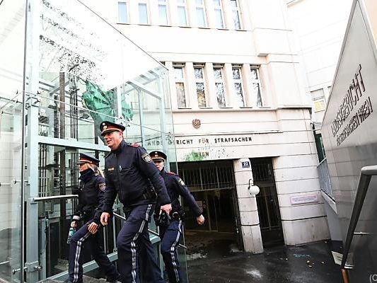 Es herrschten strengste Sicherheitsvorkehrungen in und um das Gebäude