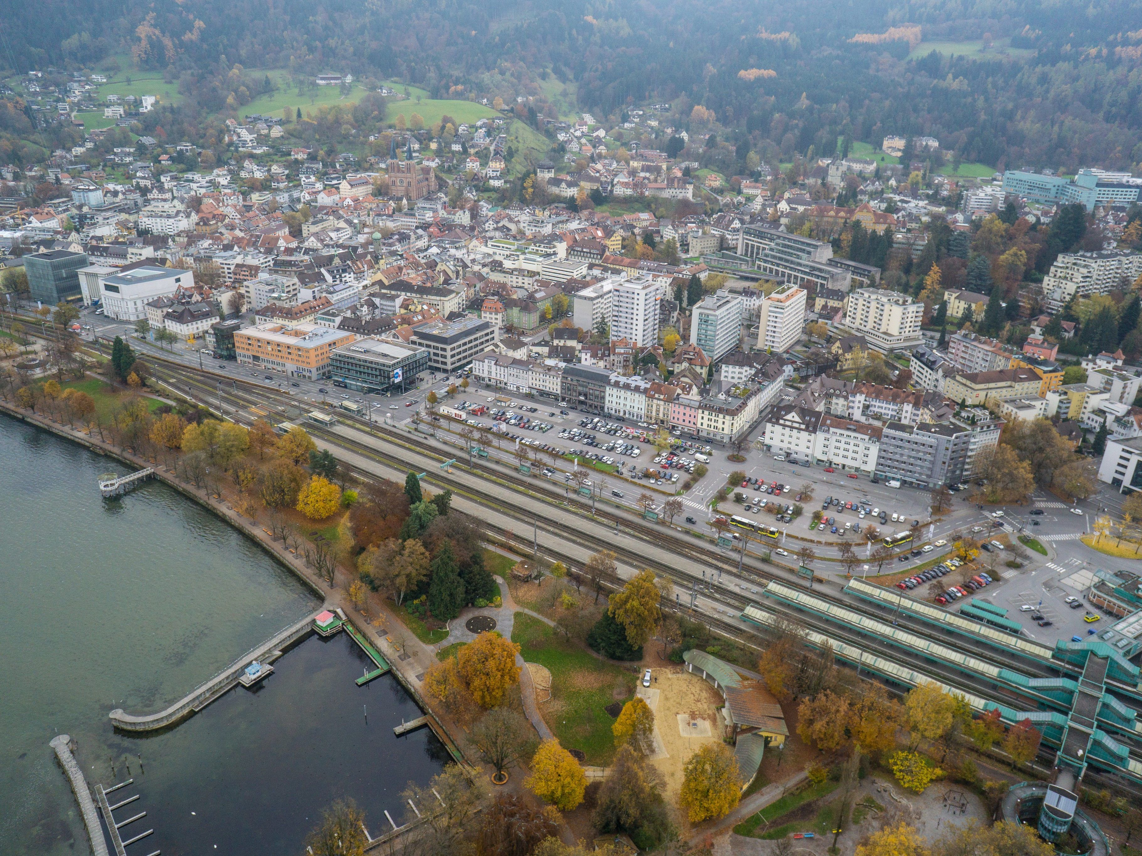 Bei dem Unfall wurden zwei Personen leicht verletzt.