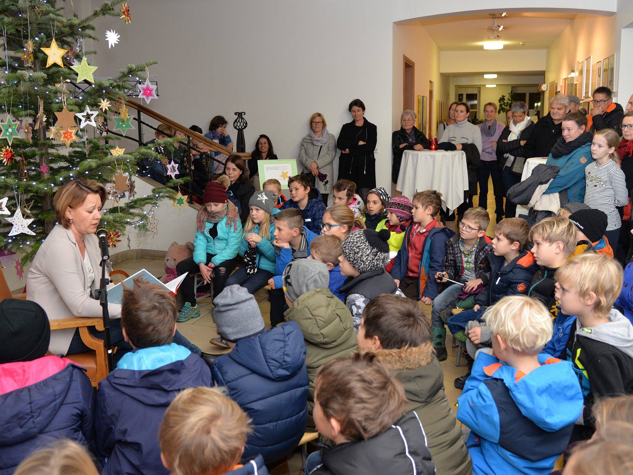 Die Bürgermeisterin liest Weihnachtsgeschichten vor.