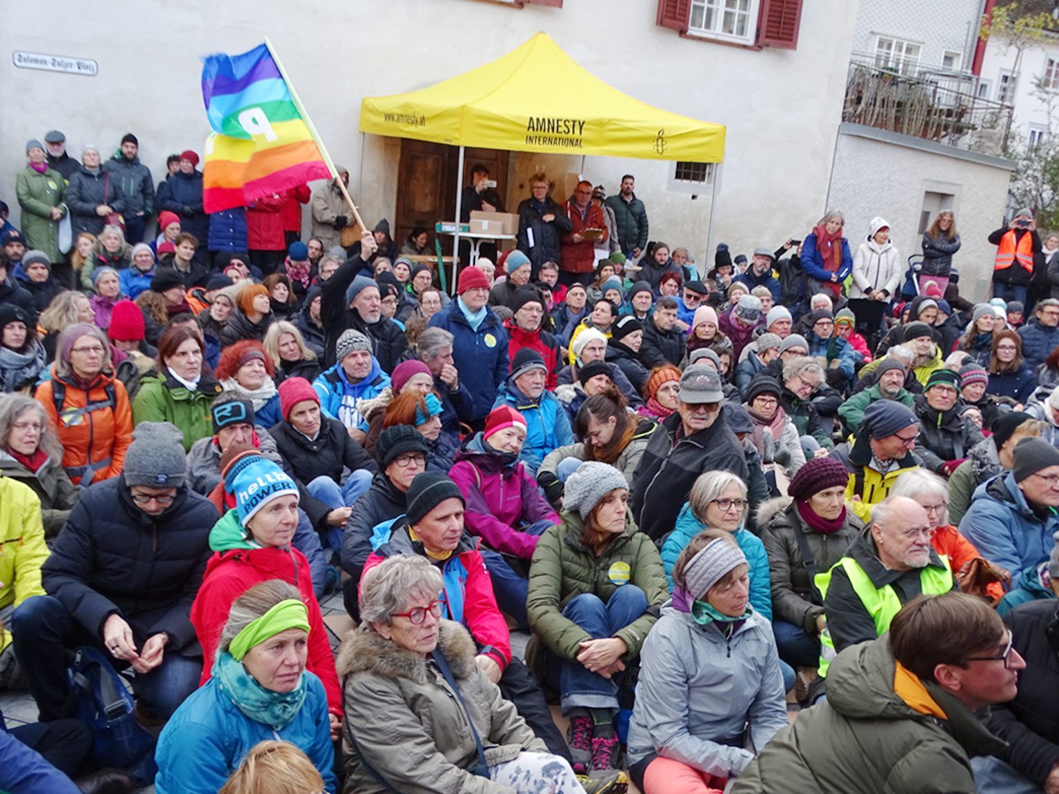 Die Demonstranten legten sich als Ausdruck der darniederliegenden Demokratie auf den Boden.