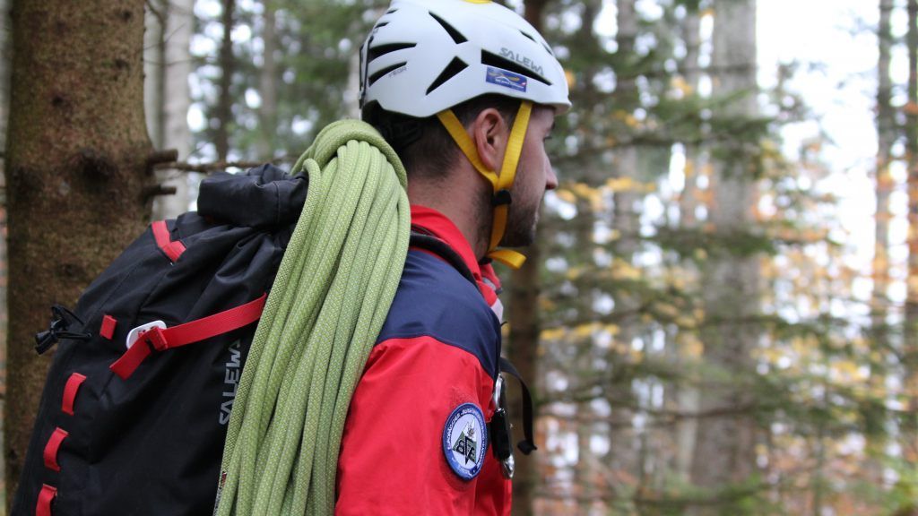 Beamte der Alpinpolizei und Polizeischüler durchkämmten das teils sehr steile Gebiet.